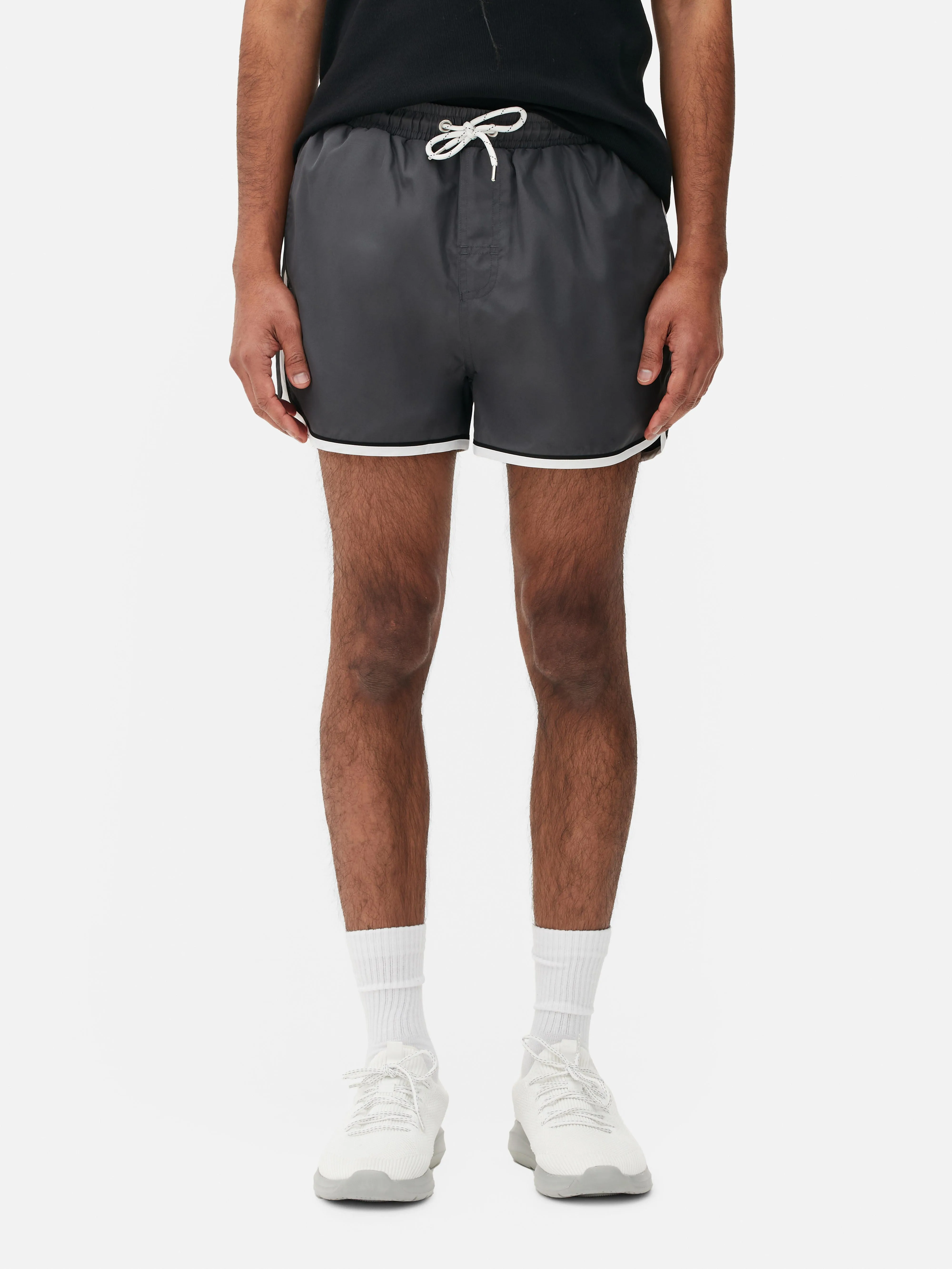 Bañador estilo runner con cordón de ajuste
