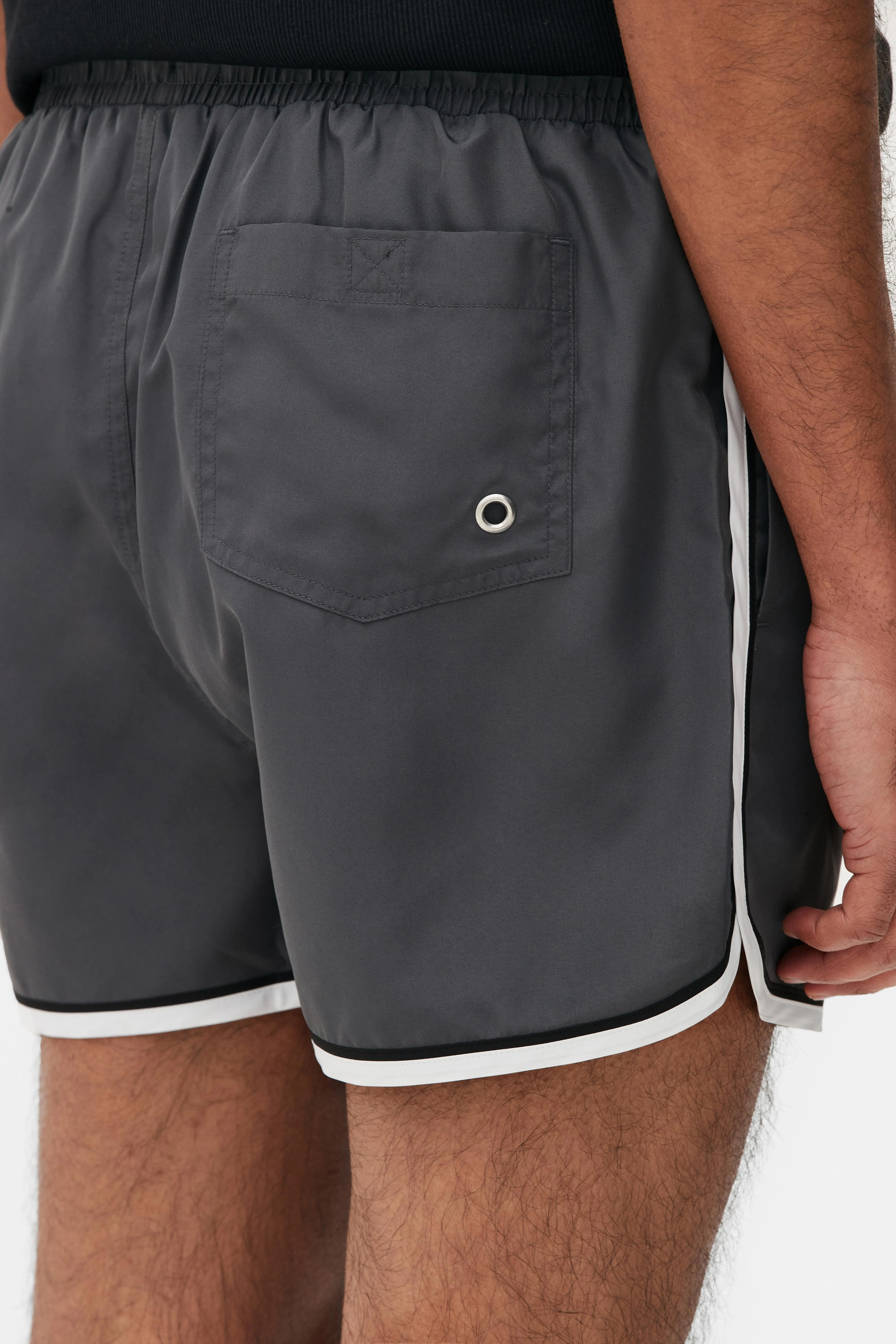 Bañador estilo runner con cordón de ajuste