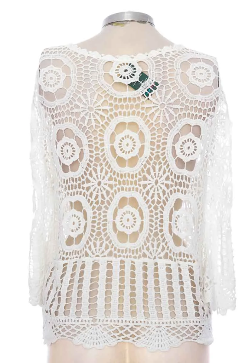 BLUSA COLOR BLANCO  CLOSEANDO