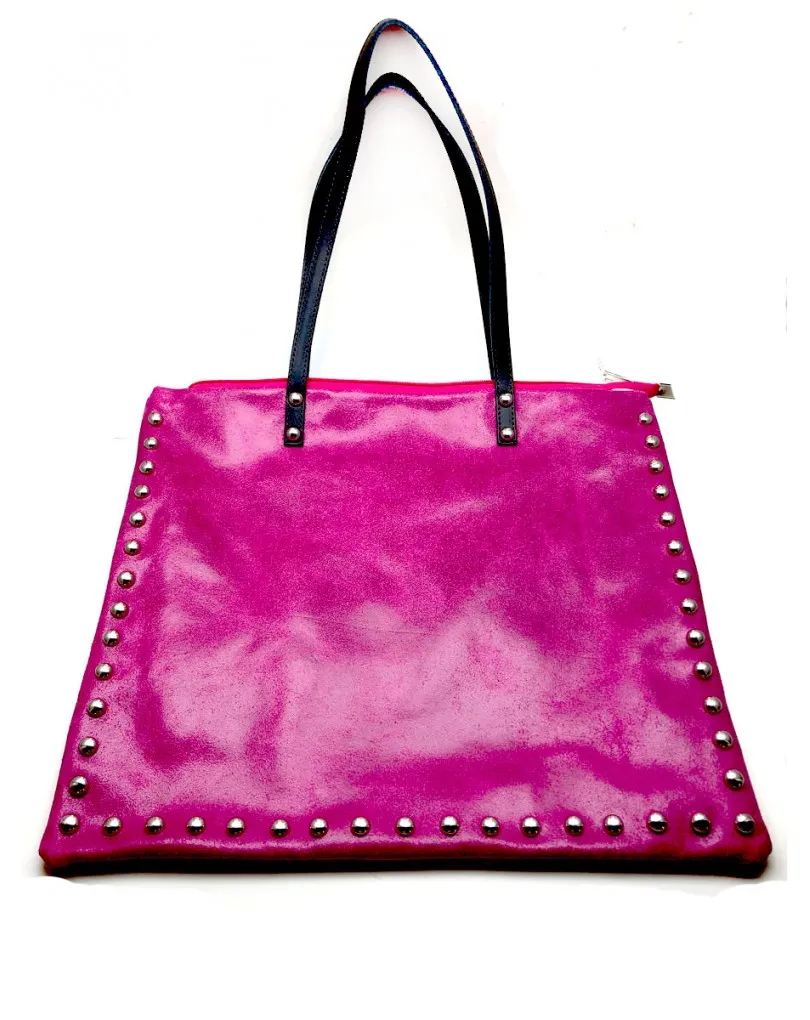 BOLSOS DE PIEL FUCSIAS TIPO SHOPPING CON TACHUELAS