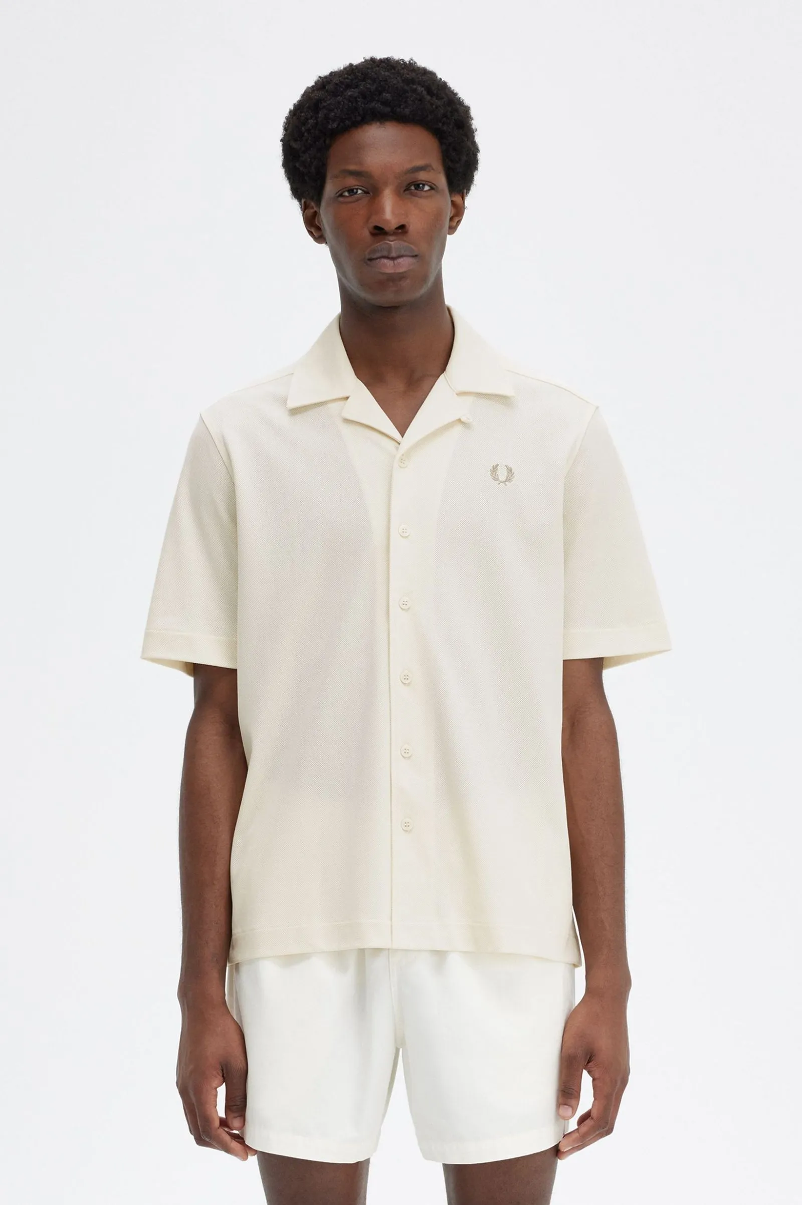 Camisa de malla tejida con cuello abierto con solapas