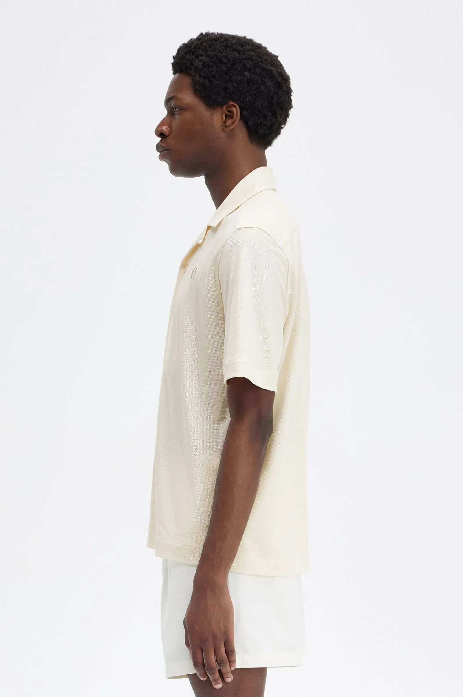Camisa de malla tejida con cuello abierto con solapas