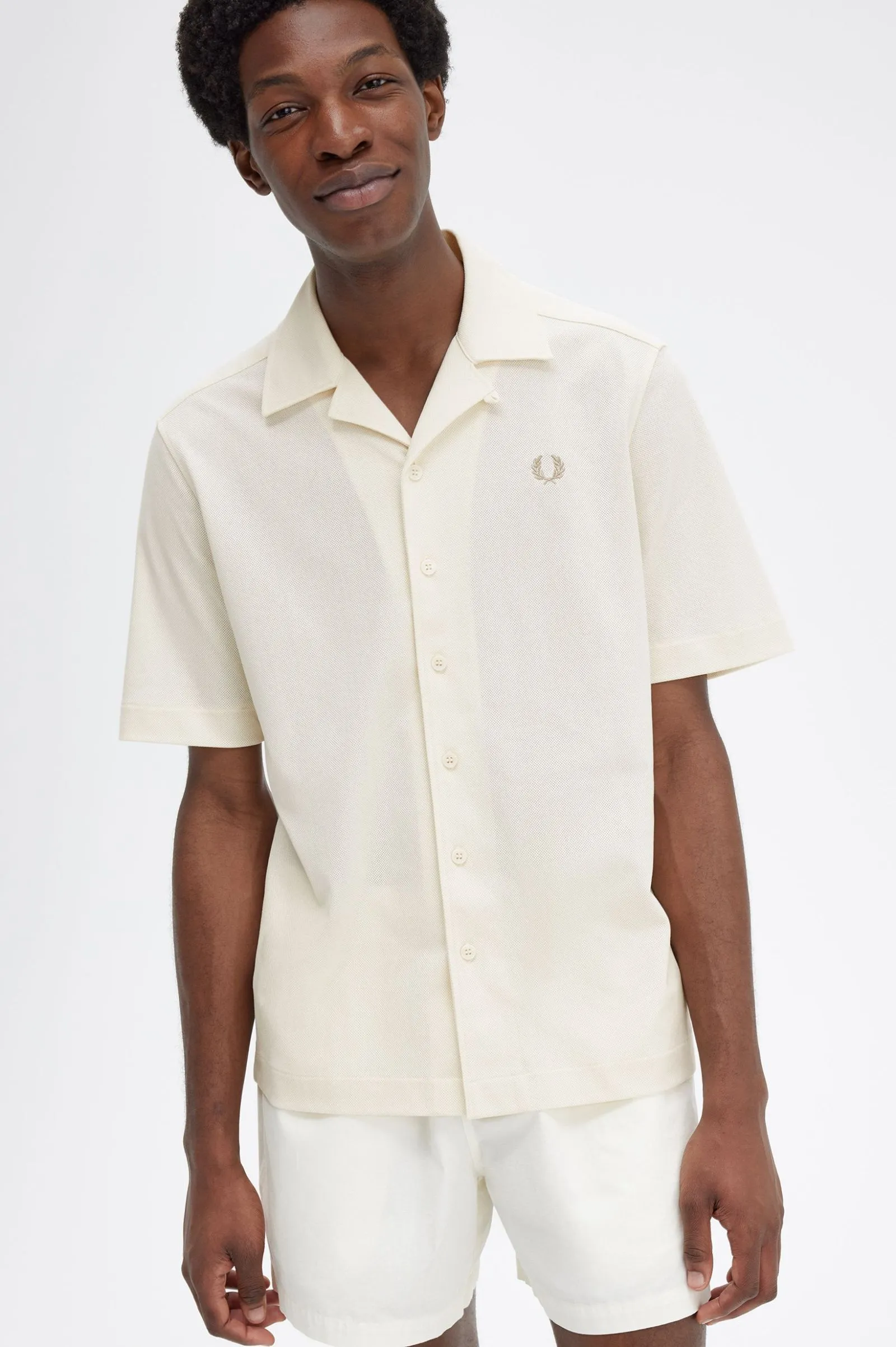 Camisa de malla tejida con cuello abierto con solapas