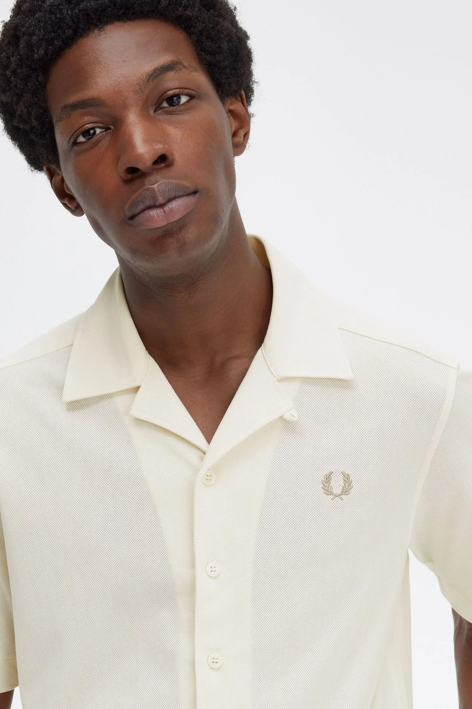 Camisa de malla tejida con cuello abierto con solapas