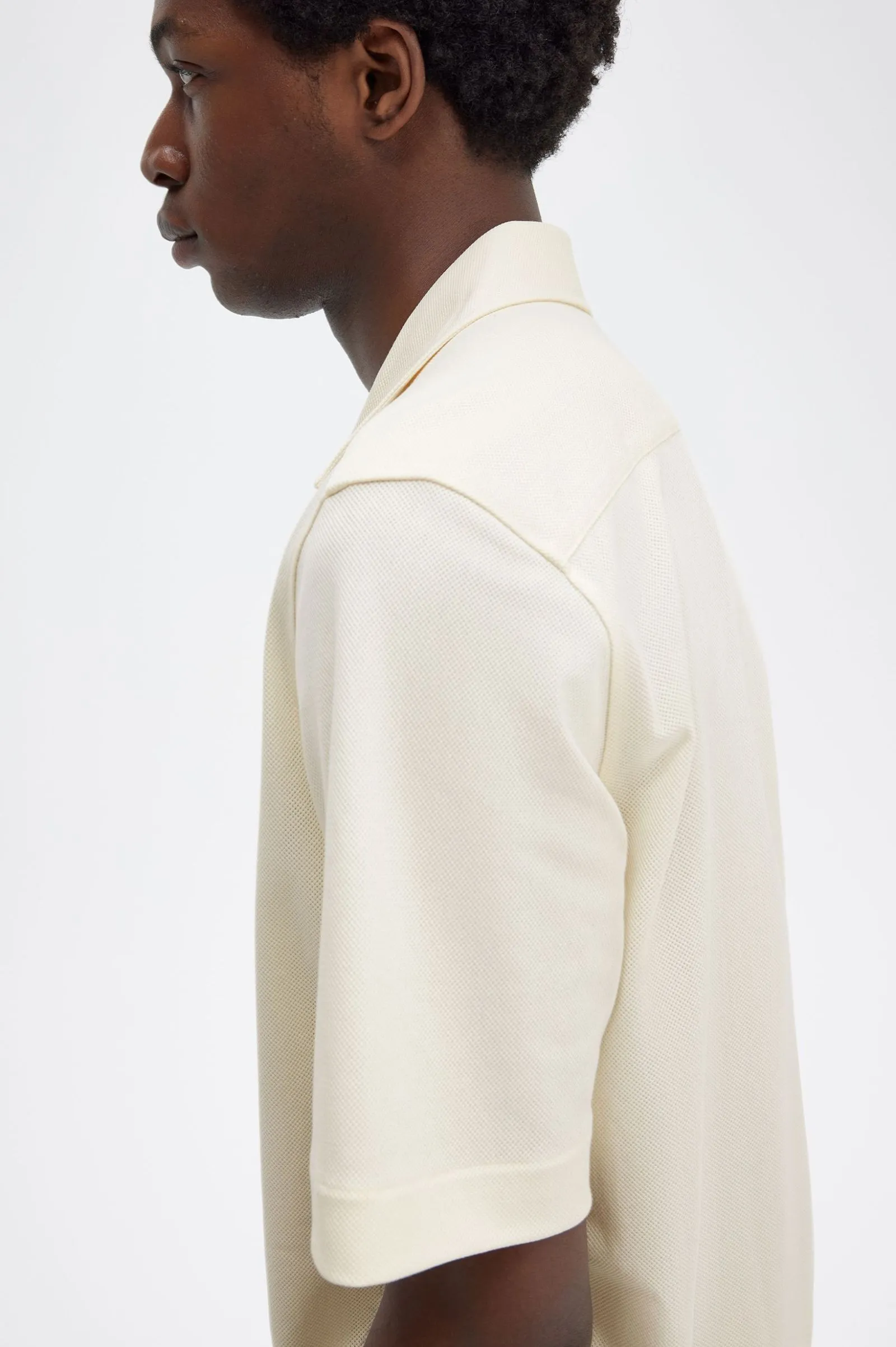 Camisa de malla tejida con cuello abierto con solapas