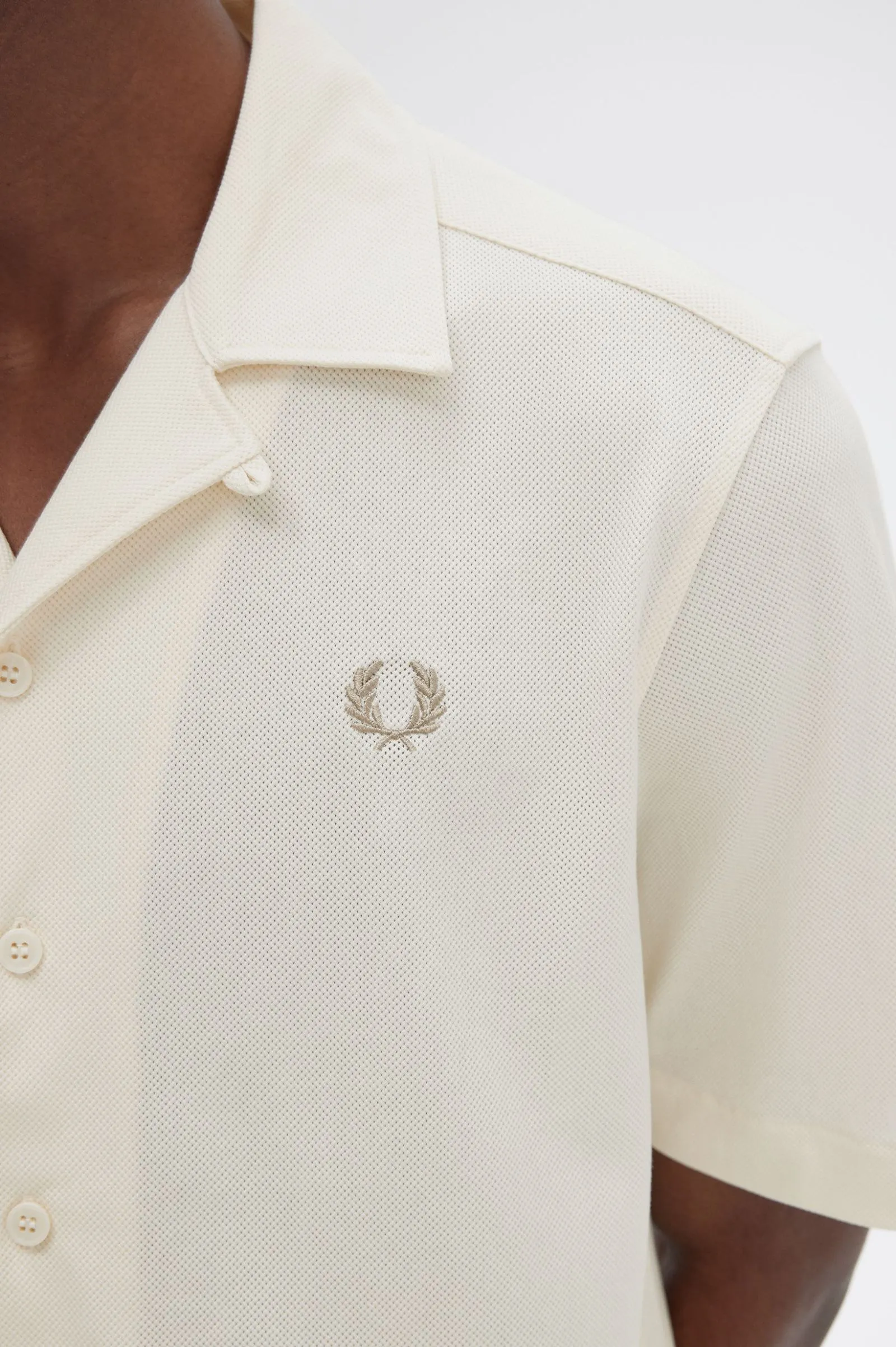Camisa de malla tejida con cuello abierto con solapas