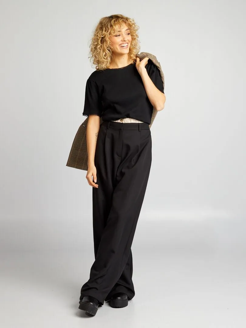 CAMISETA DE CANALé CON ACABADO DE ENCAJE  NEGRO