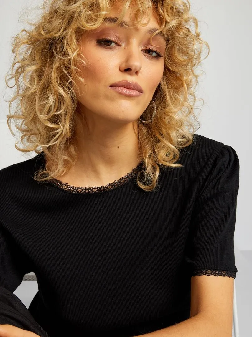 CAMISETA DE CANALé CON ACABADO DE ENCAJE  NEGRO