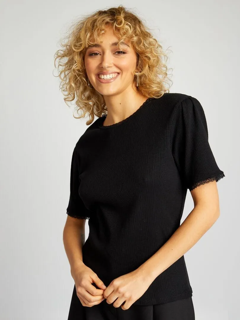 CAMISETA DE CANALé CON ACABADO DE ENCAJE  NEGRO