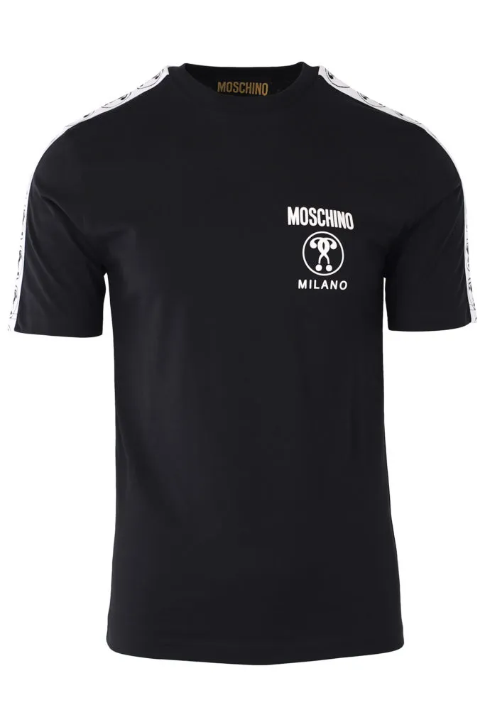 Camiseta negra con logo doble pregunta pequeño y cinta en mangas