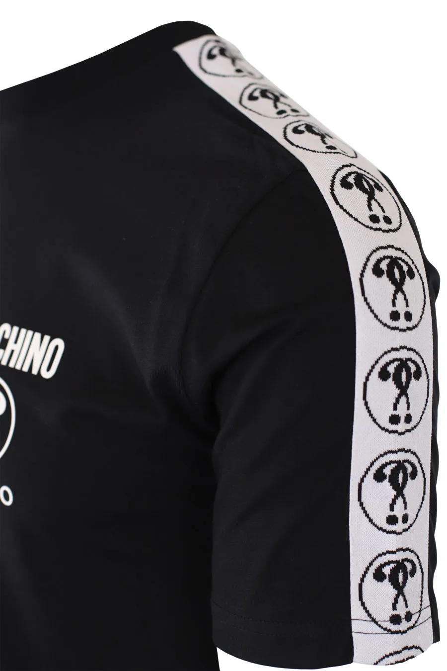 Camiseta negra con logo doble pregunta pequeño y cinta en mangas
