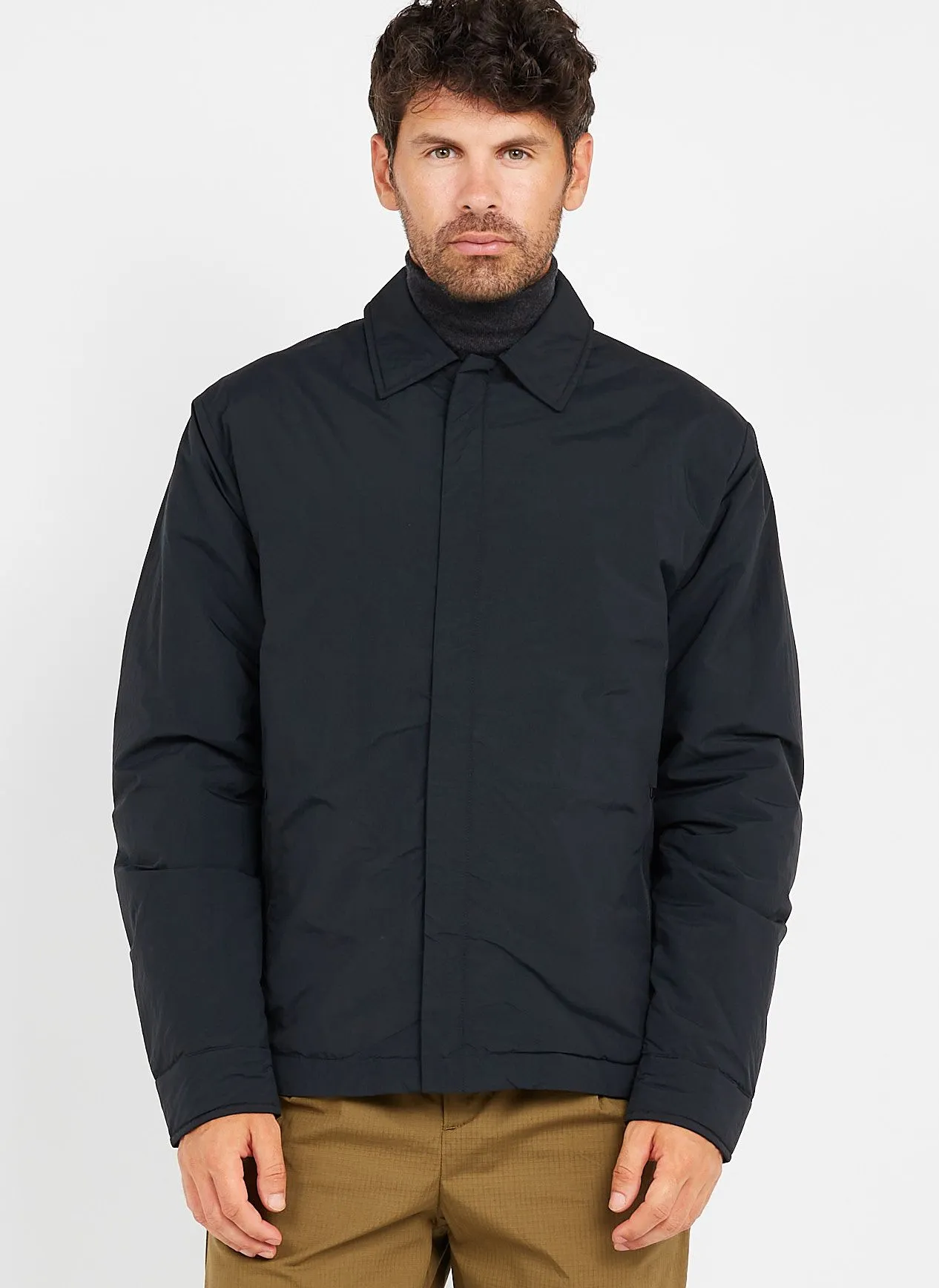 Chaqueta con cuello clásico en negro