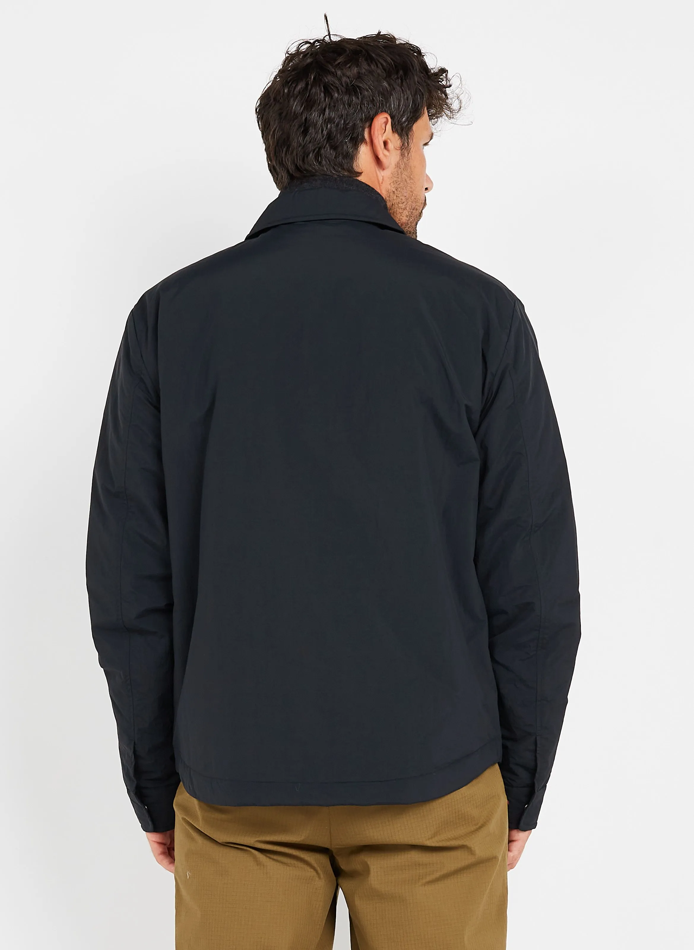 Chaqueta con cuello clásico en negro