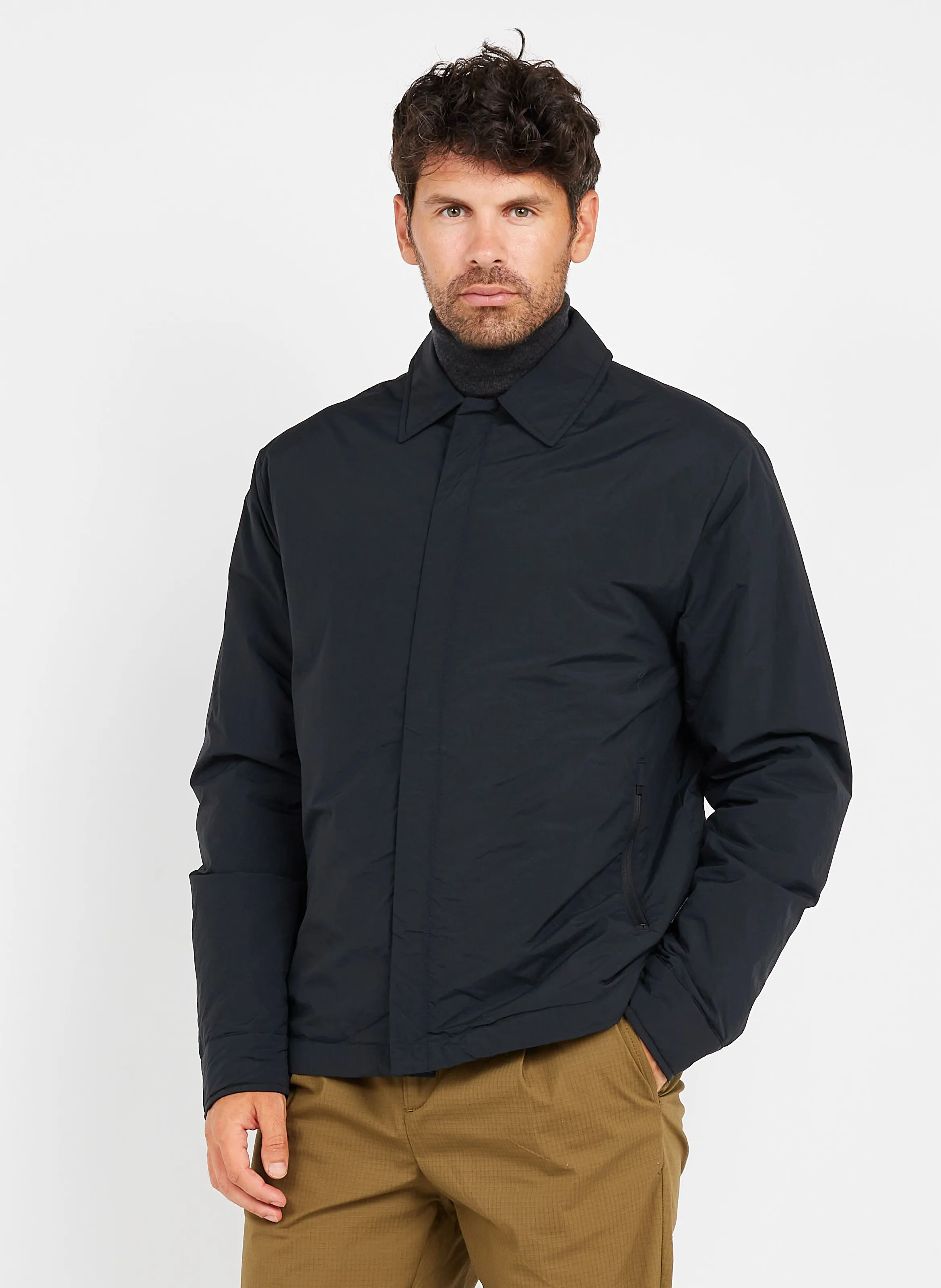 Chaqueta con cuello clásico en negro