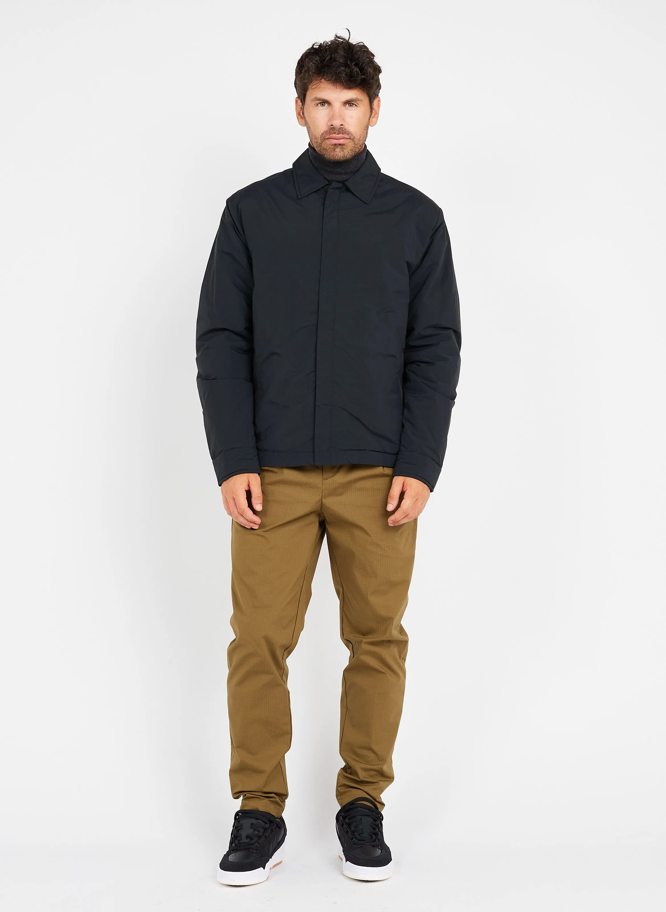 Chaqueta con cuello clásico en negro