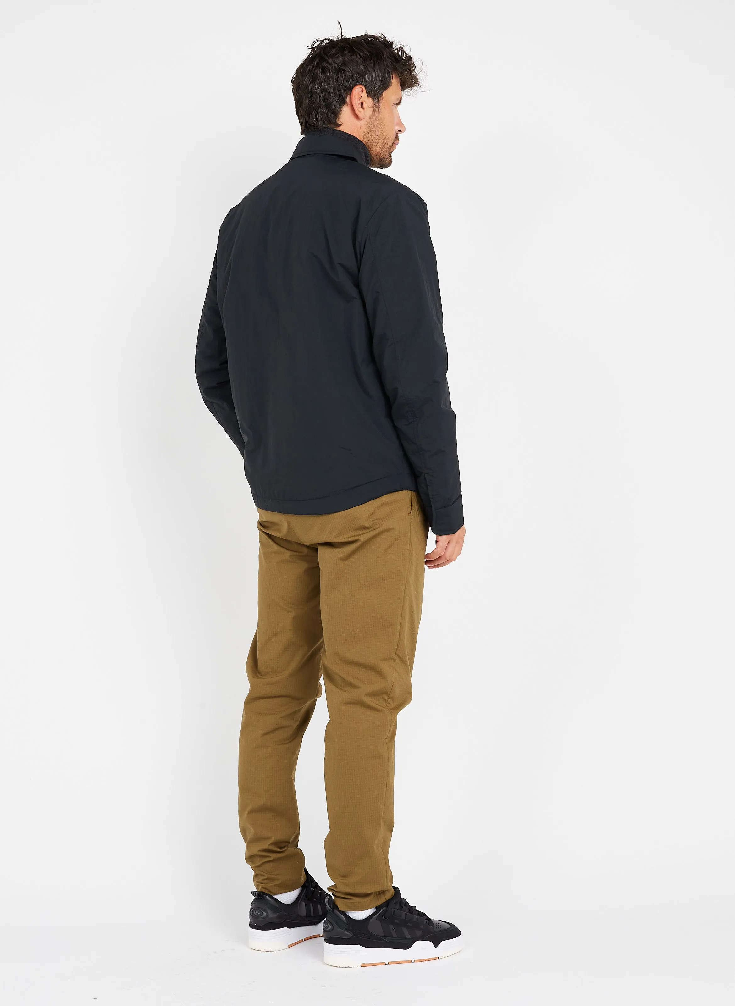 Chaqueta con cuello clásico en negro