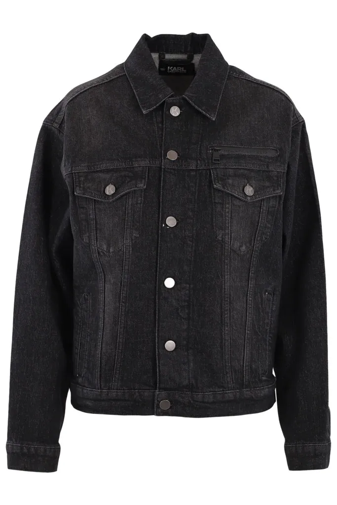 Chaqueta de denim negro con logo detrás