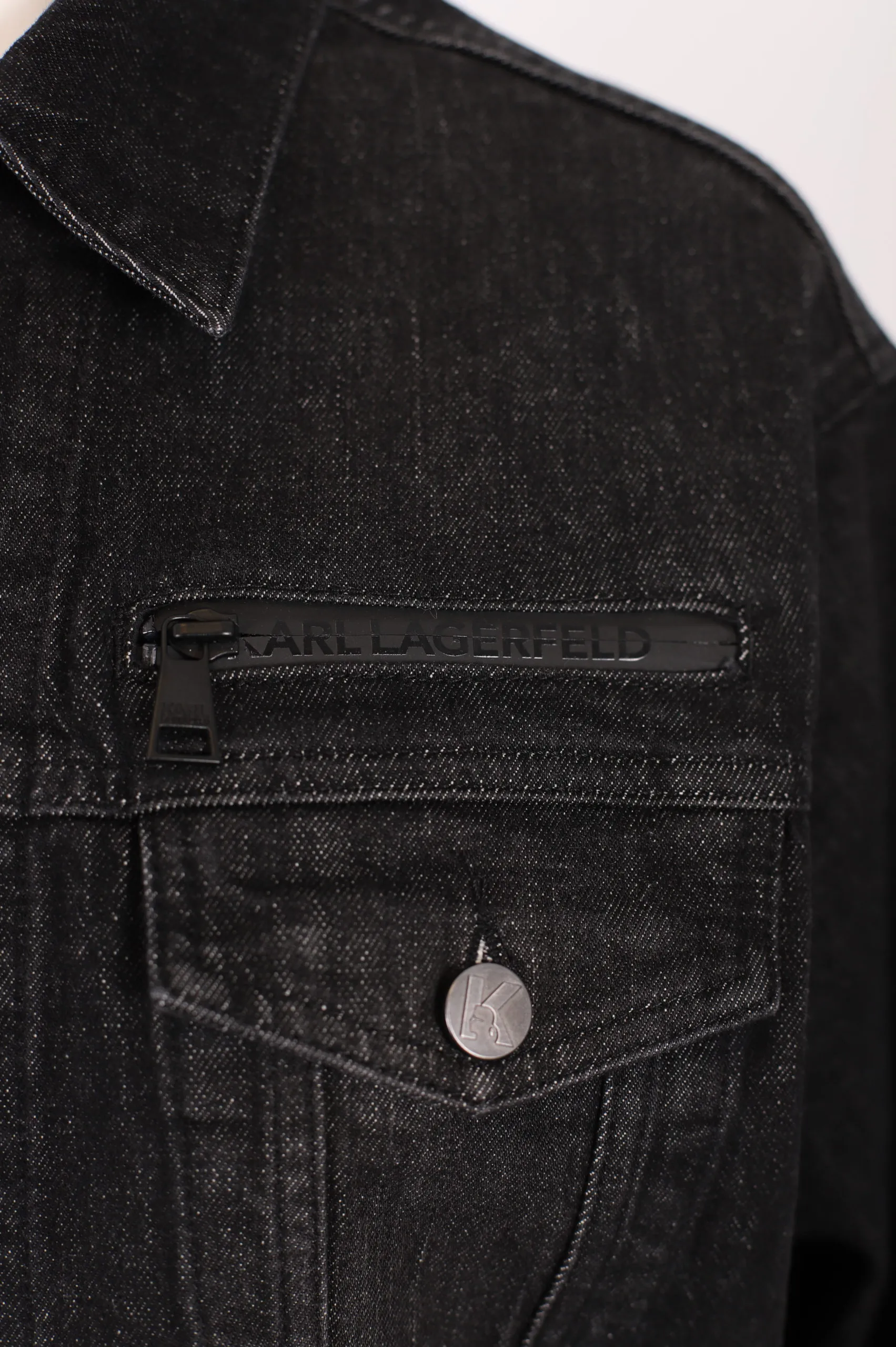 Chaqueta de denim negro con logo detrás