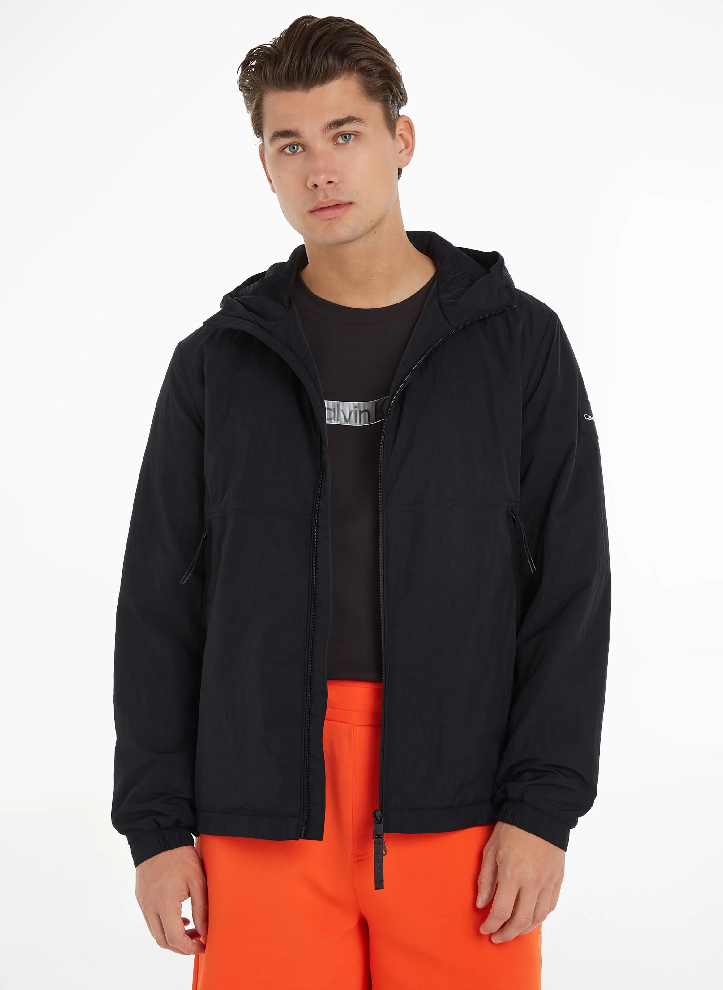 Chaqueta recta con cuello alto y capucha en negro