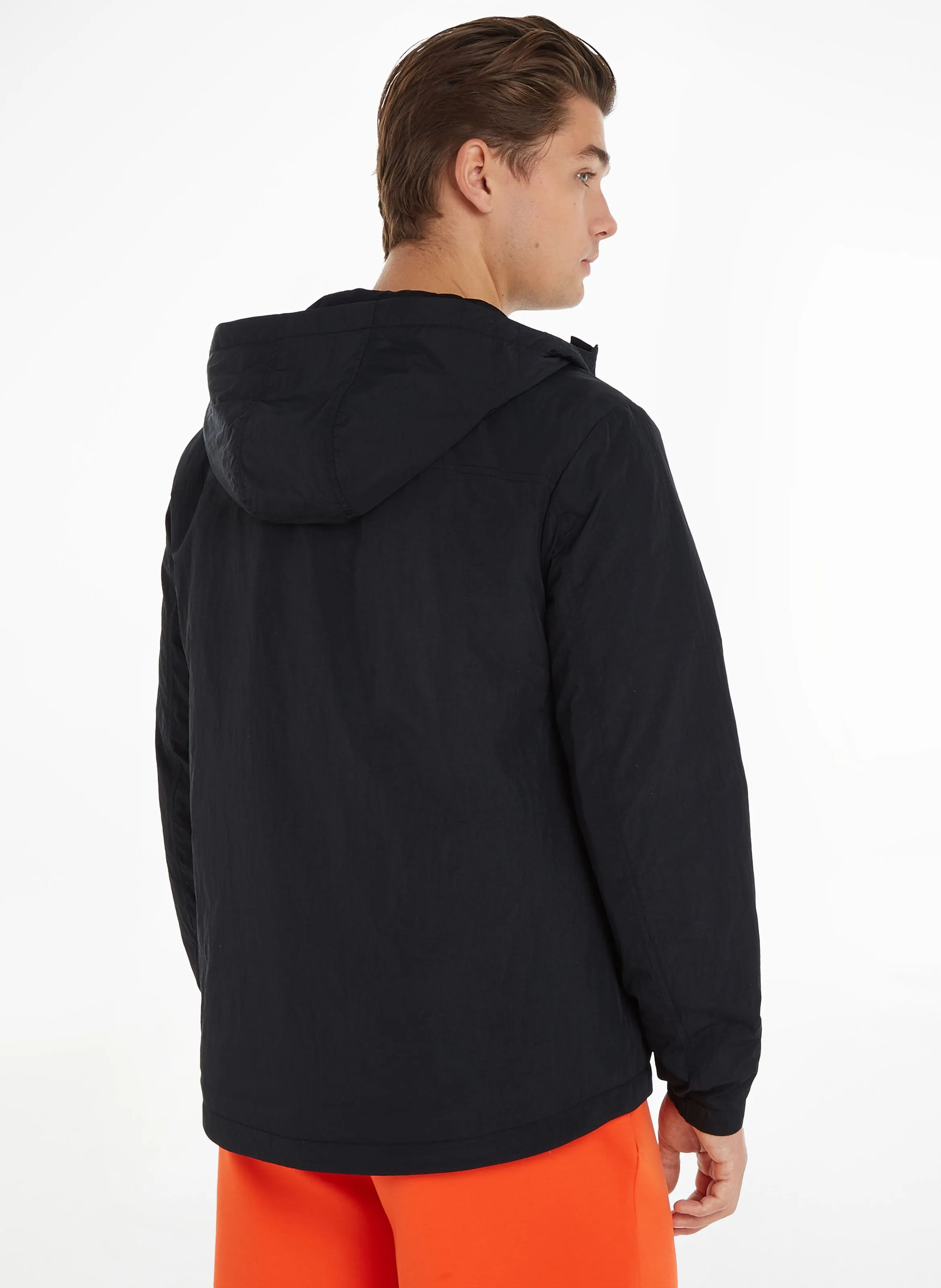 Chaqueta recta con cuello alto y capucha en negro