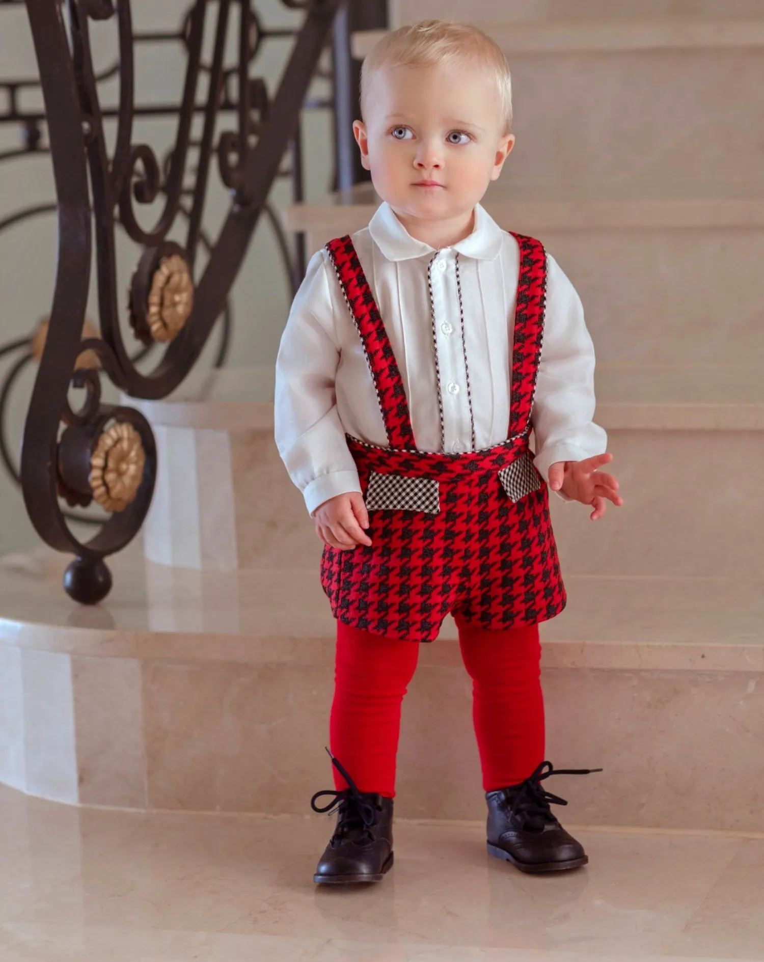 Conjunto para niño. Camisa blanca y pantalón en pata de gallo.