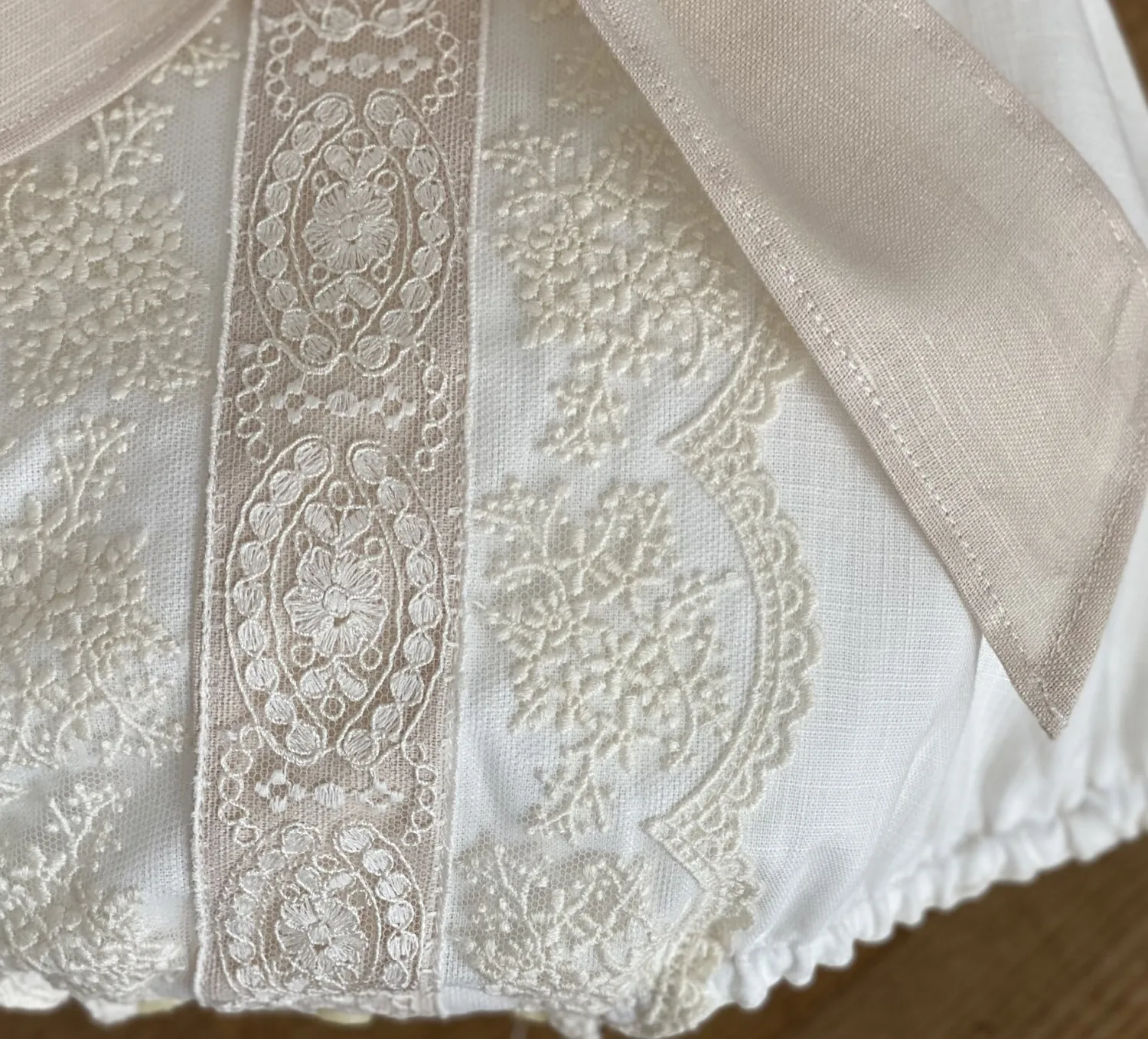 Conjunto para niño pelele y capota de lino beige. Manga Francesa
