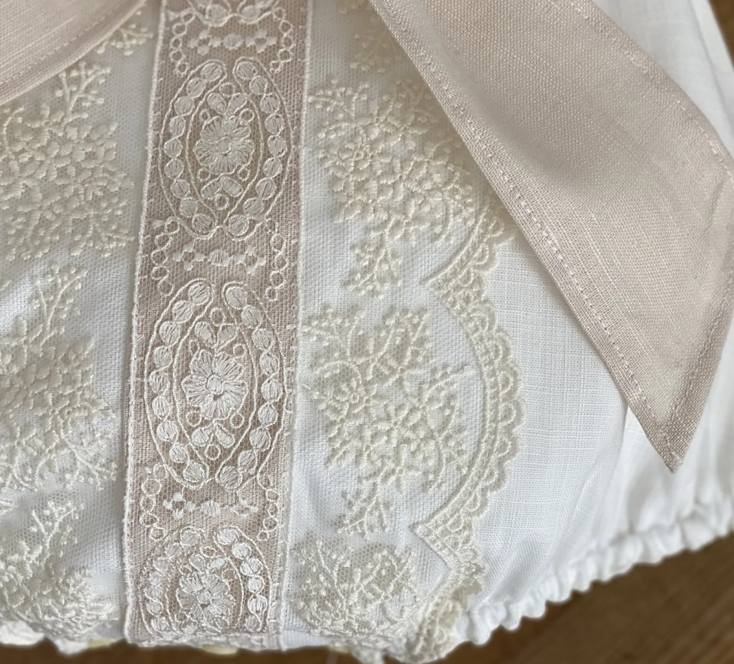 Conjunto para niño pelele y capota de lino beige. Manga Francesa