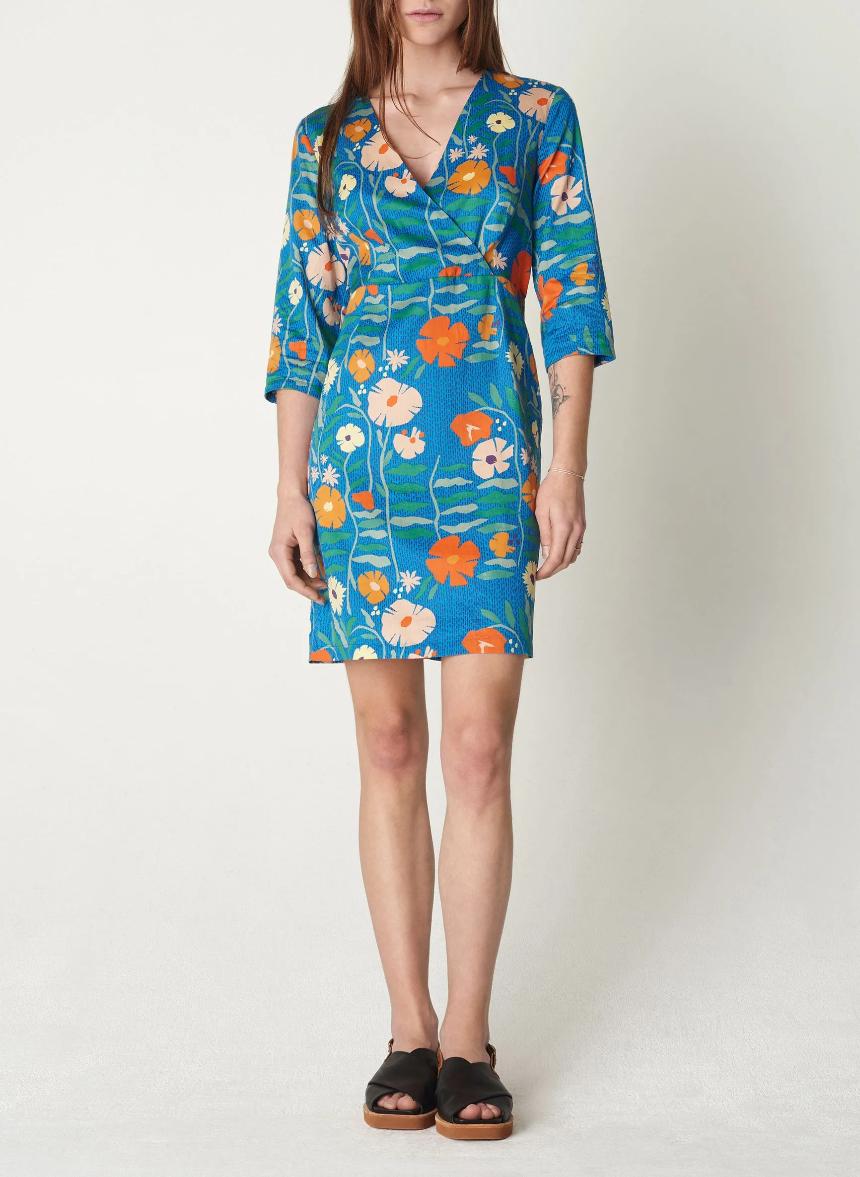 COTELAC Vestido corto recto de algodón estampado con cuello de pico en azul