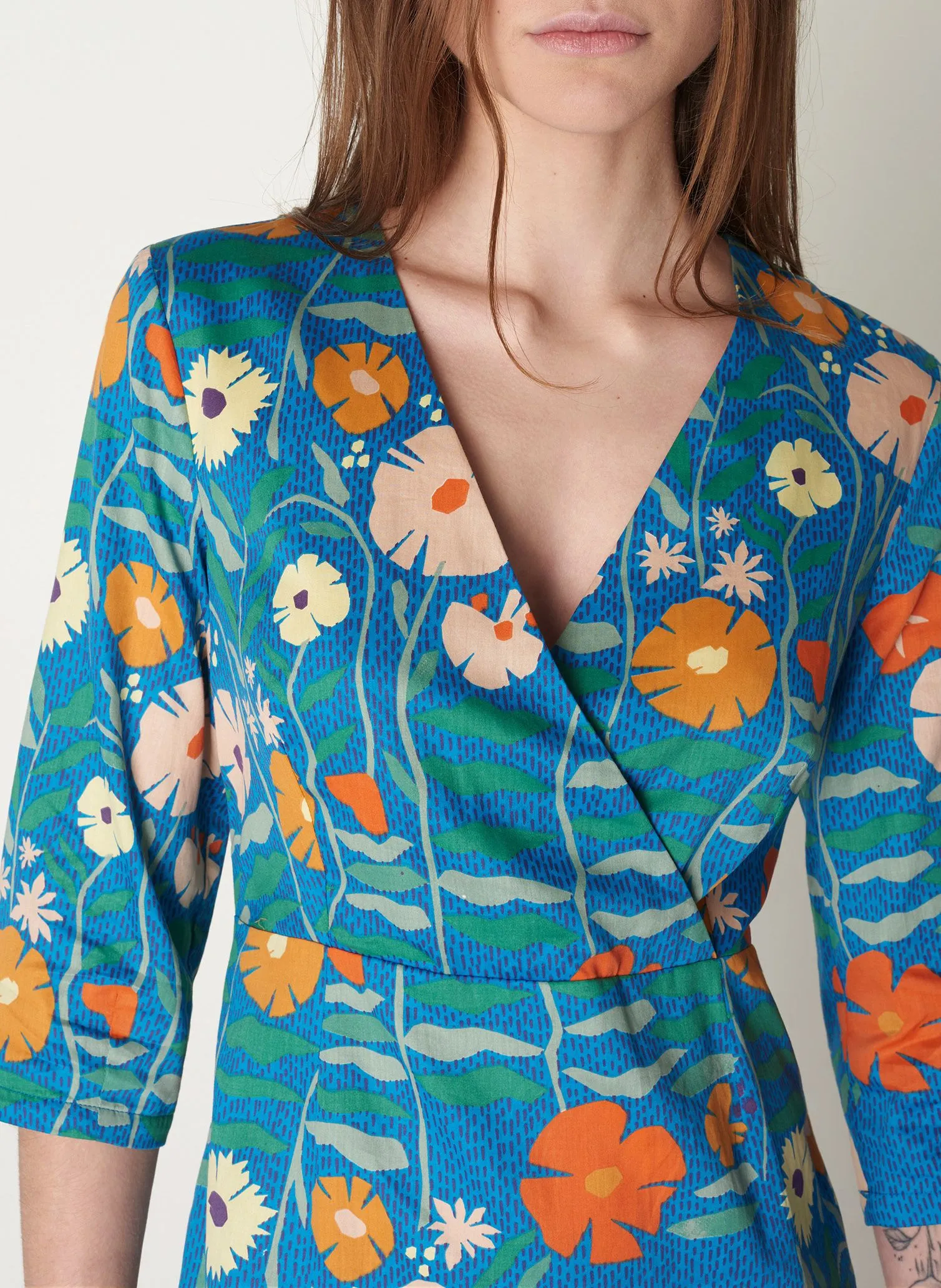 COTELAC Vestido corto recto de algodón estampado con cuello de pico en azul