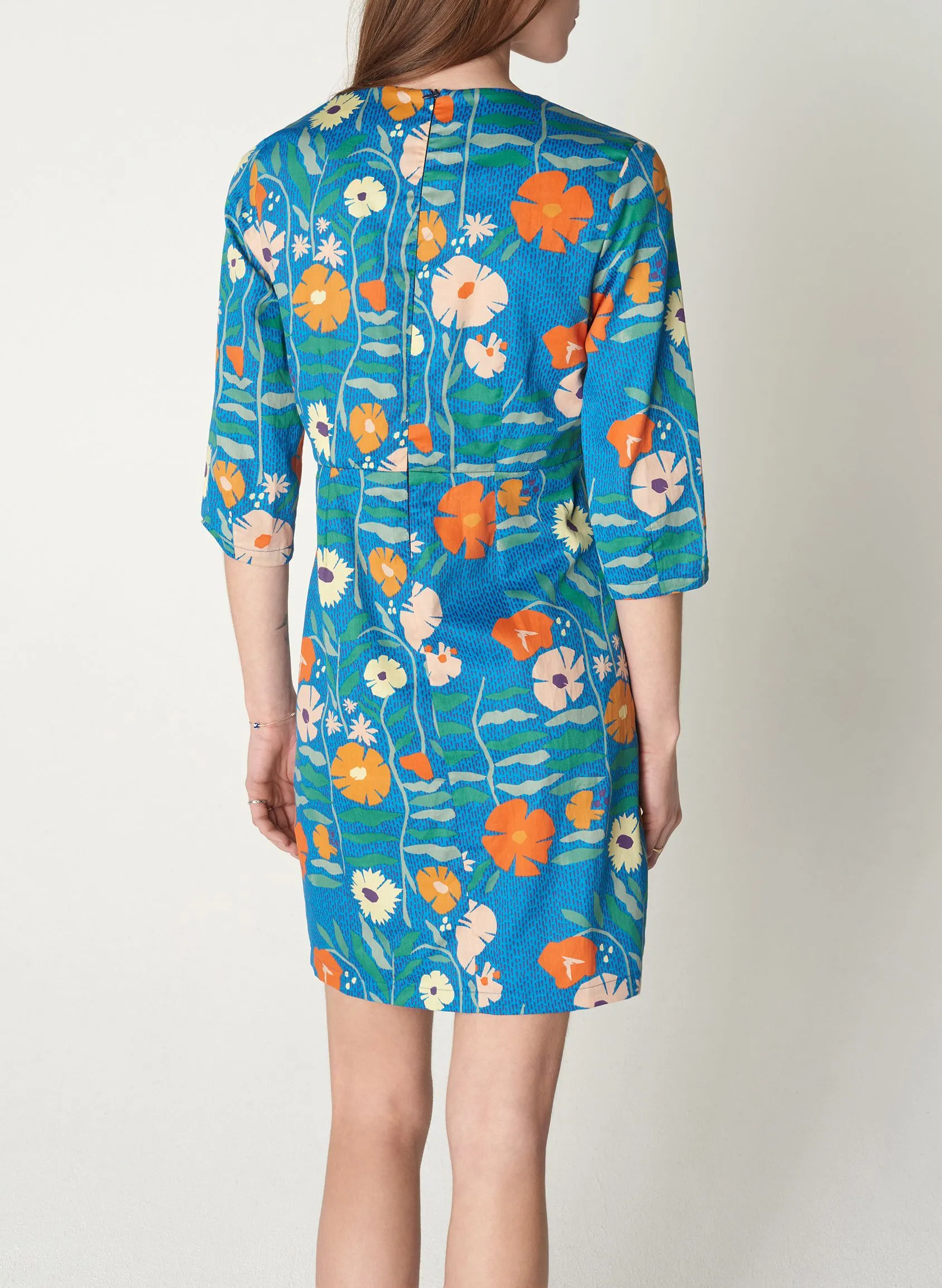 COTELAC Vestido corto recto de algodón estampado con cuello de pico en azul