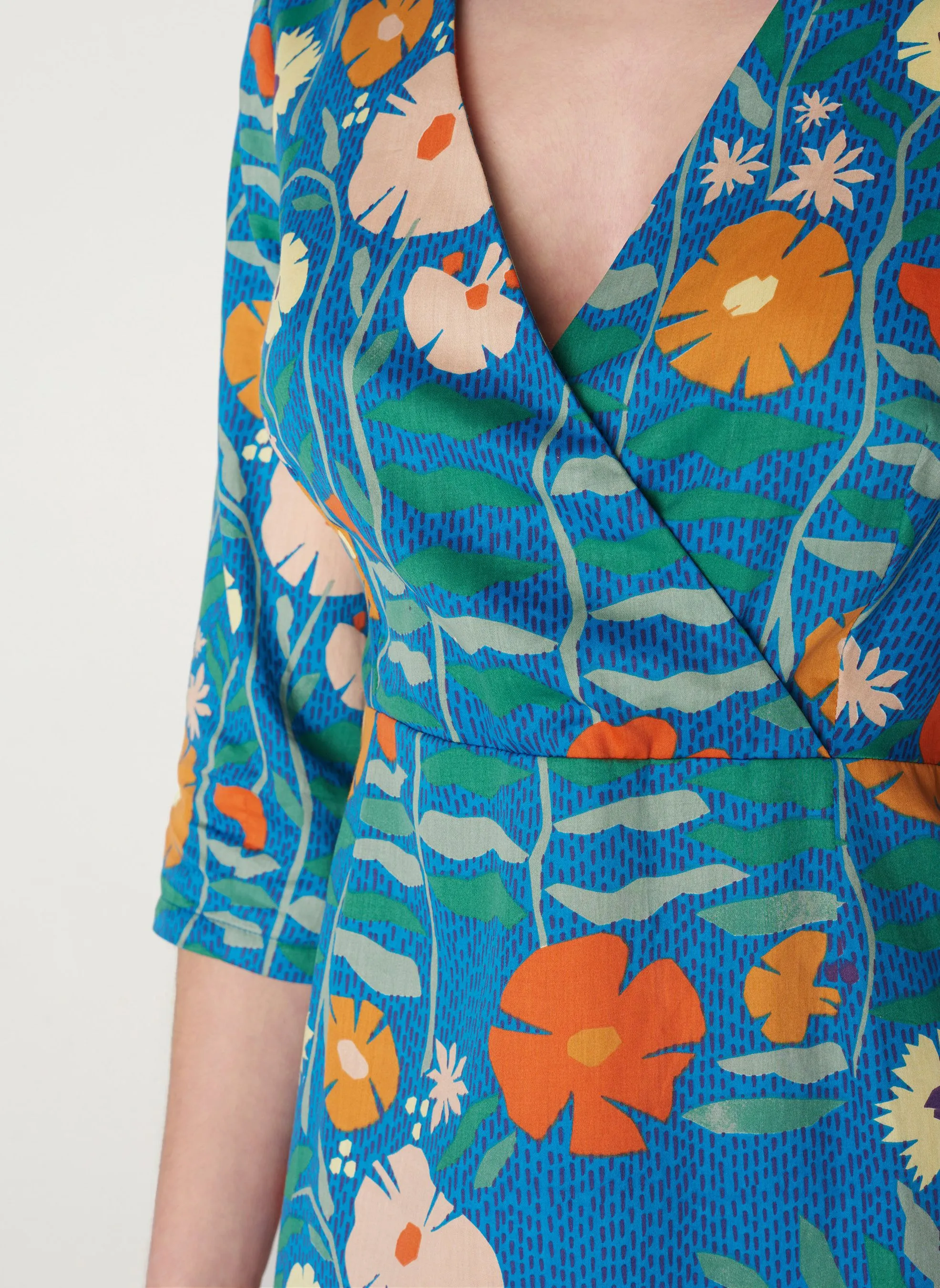 COTELAC Vestido corto recto de algodón estampado con cuello de pico en azul