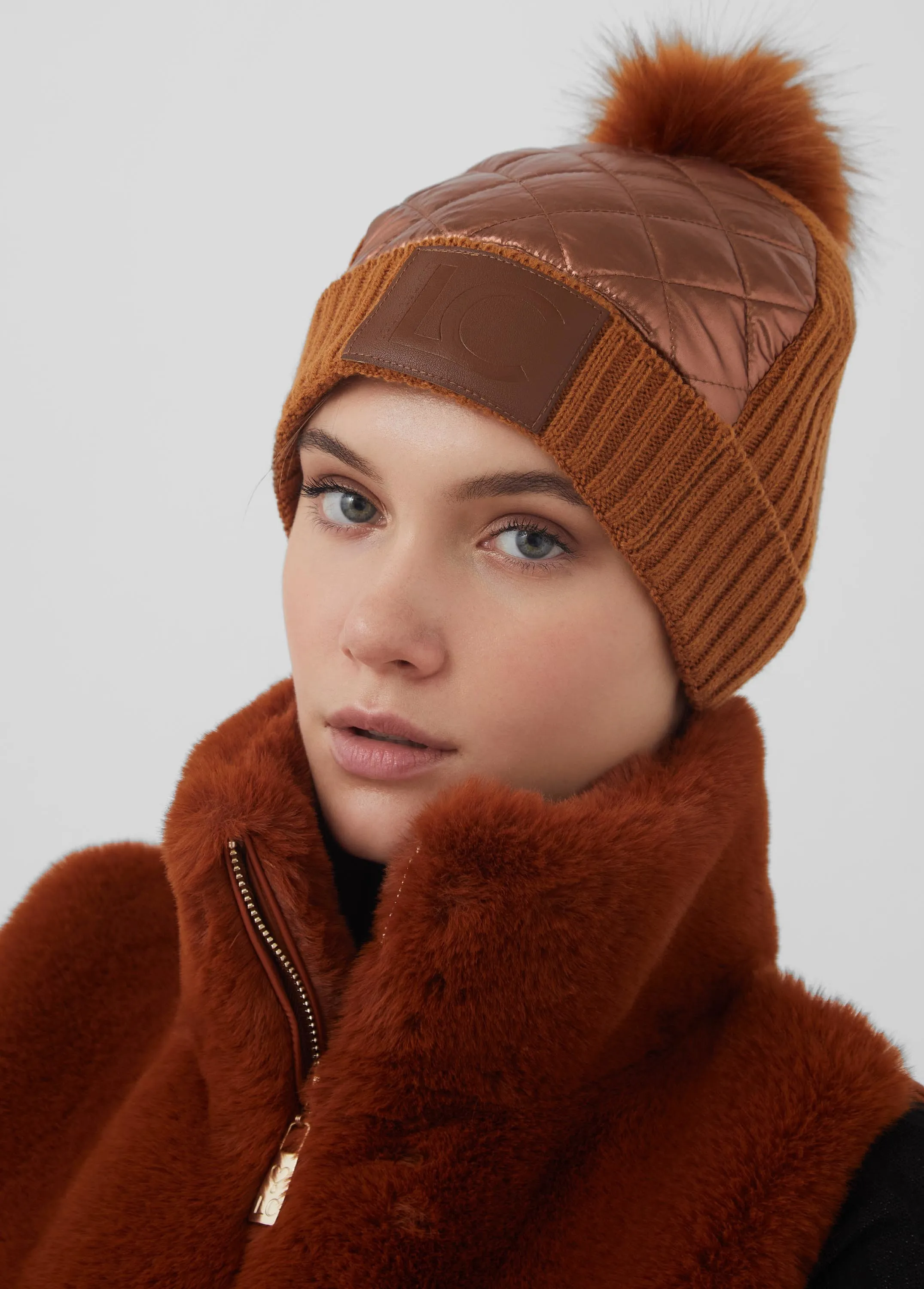 Gorro metalizado pompón marrón Lola Casademunt