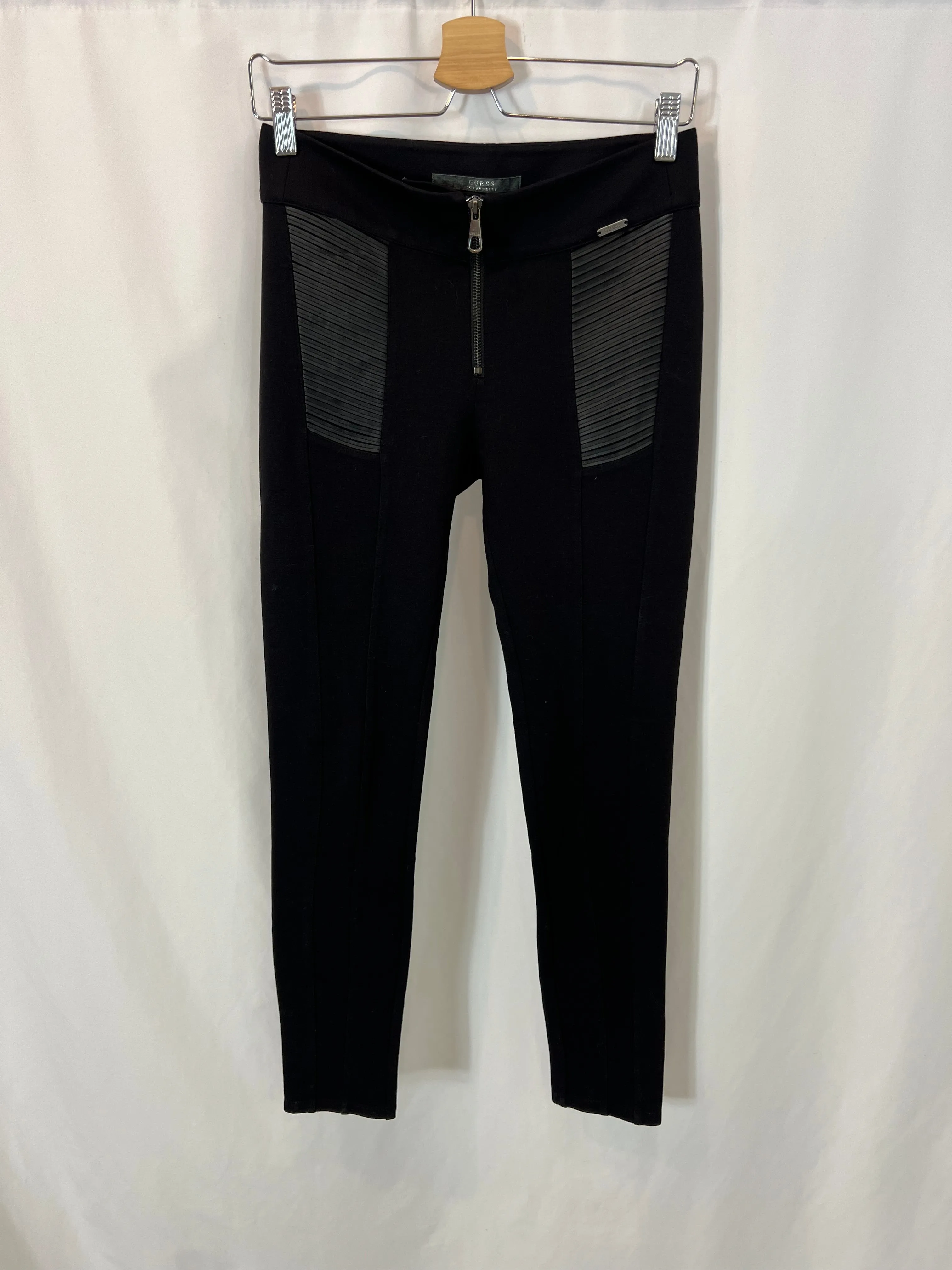 GUESS. Pantalón elástico con detalles efecto piel T.s