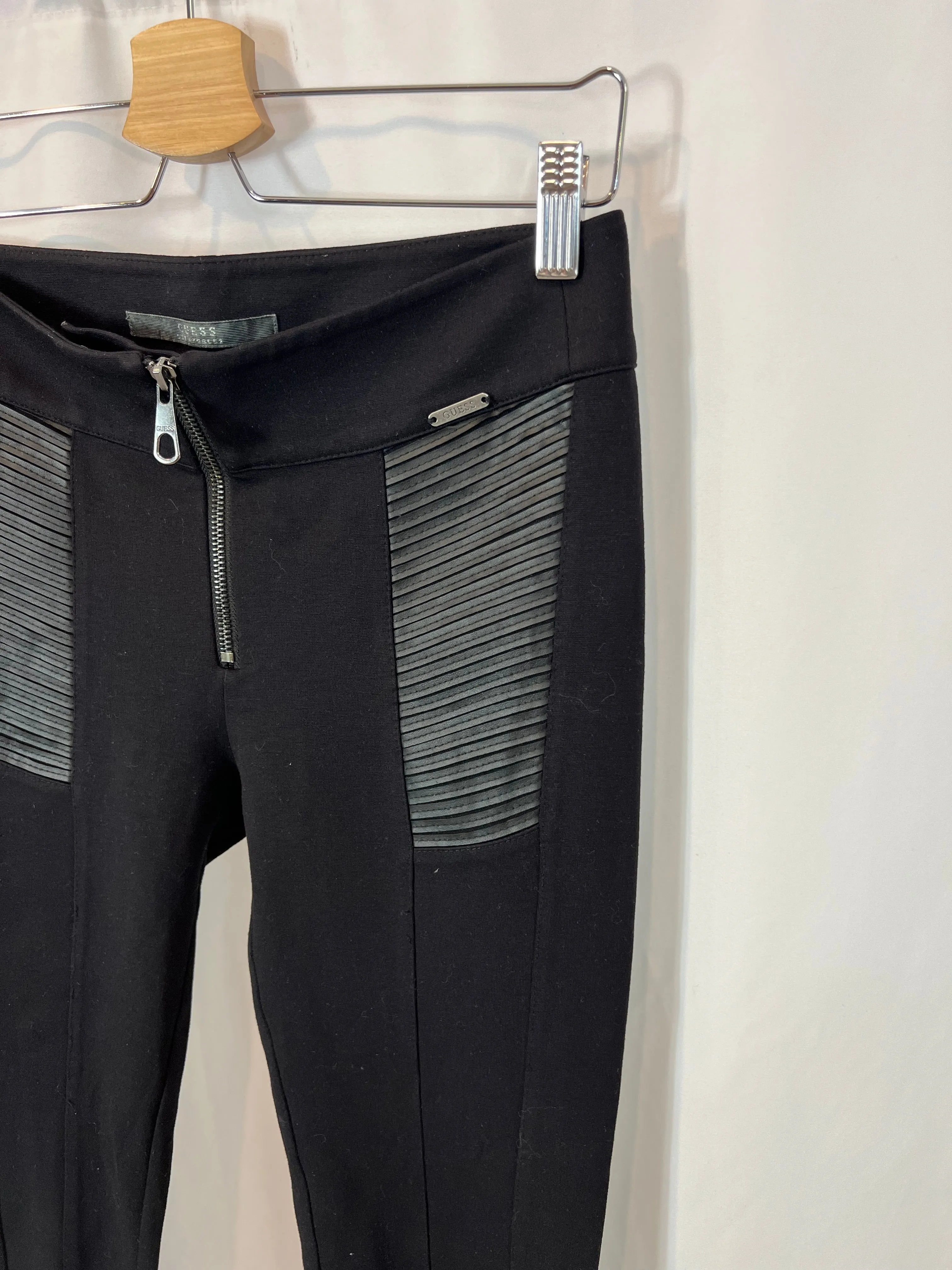 GUESS. Pantalón elástico con detalles efecto piel T.s
