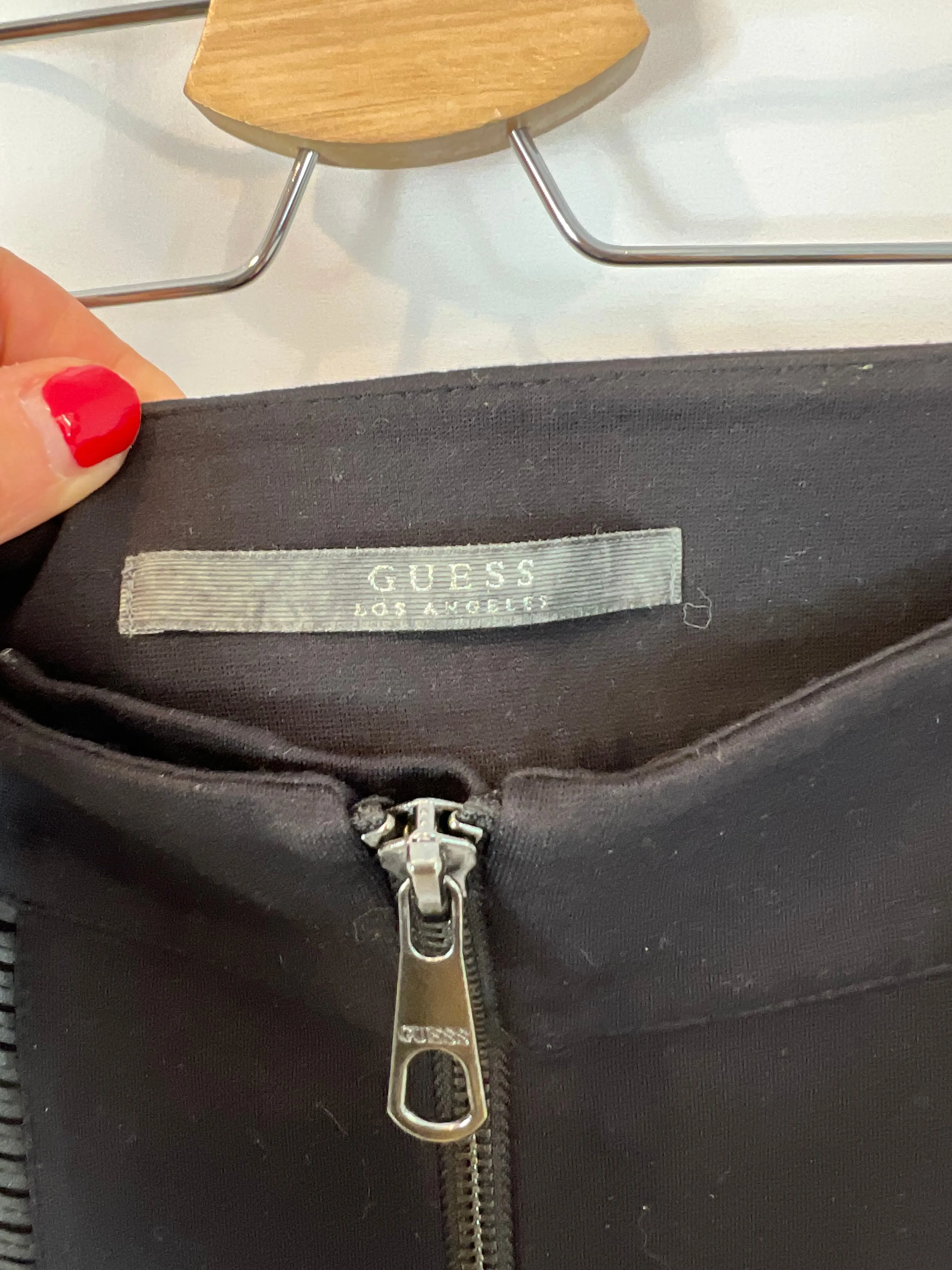 GUESS. Pantalón elástico con detalles efecto piel T.s