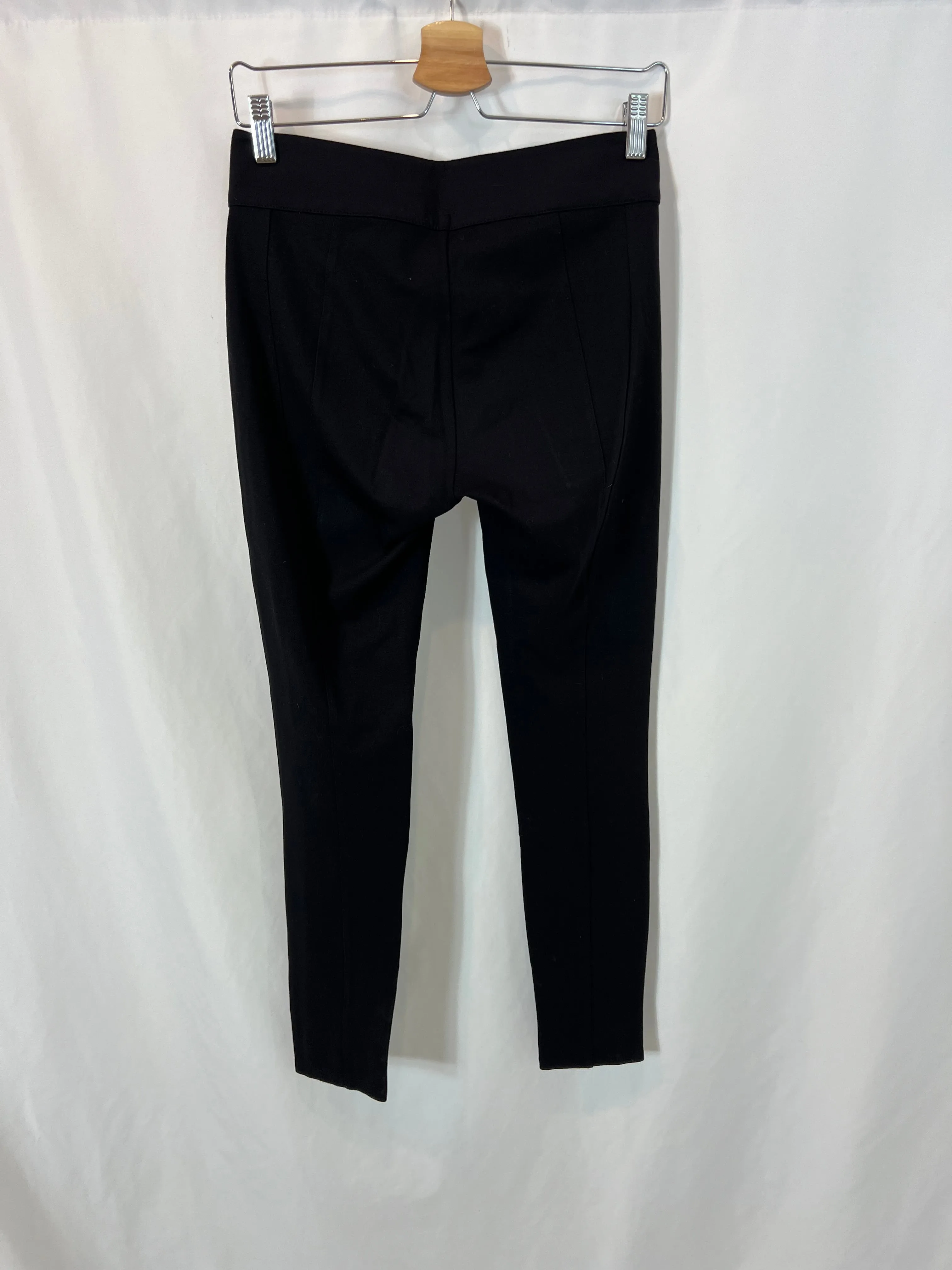GUESS. Pantalón elástico con detalles efecto piel T.s