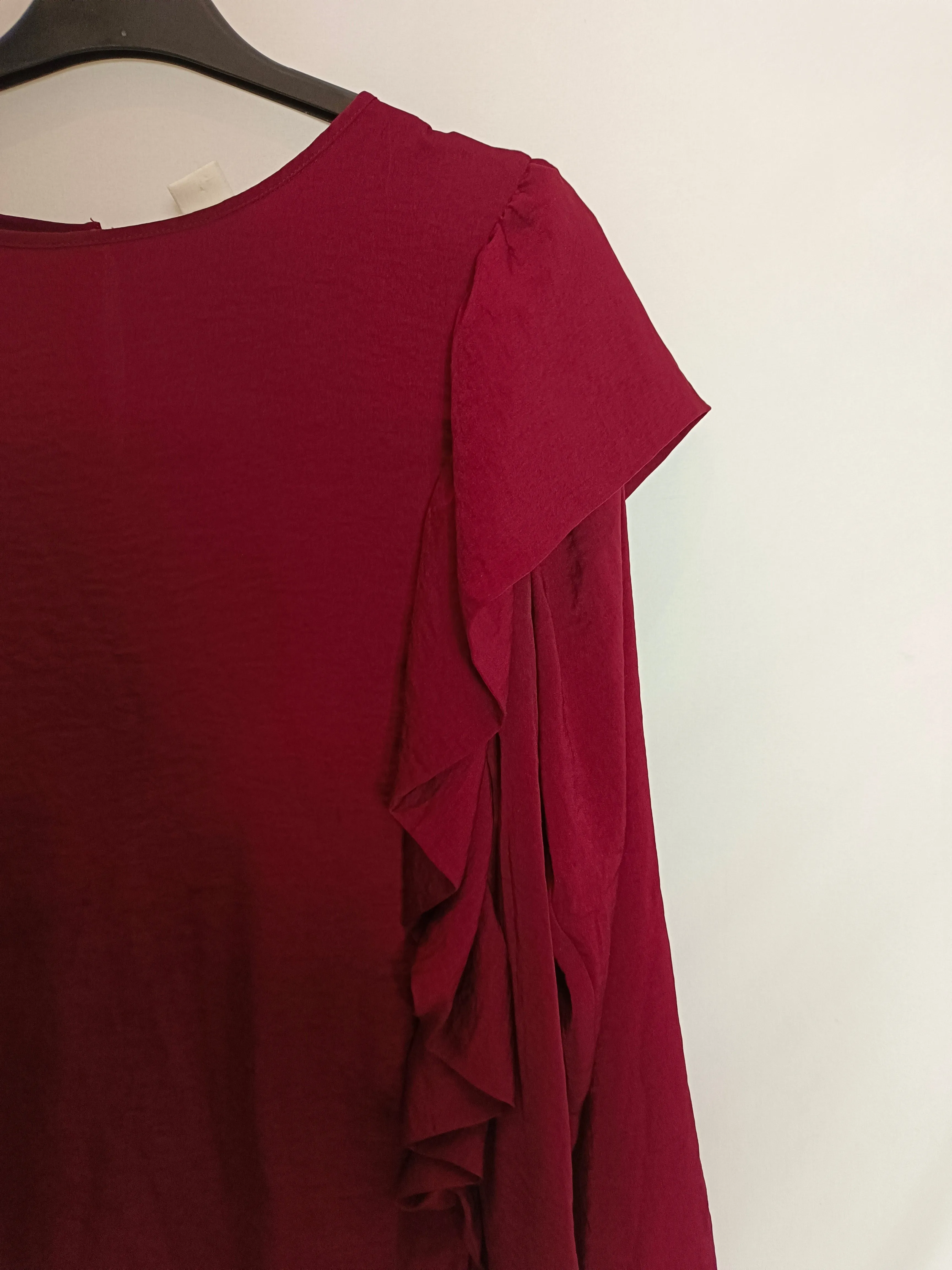 H&M.Blusa volantes burdeos T.s