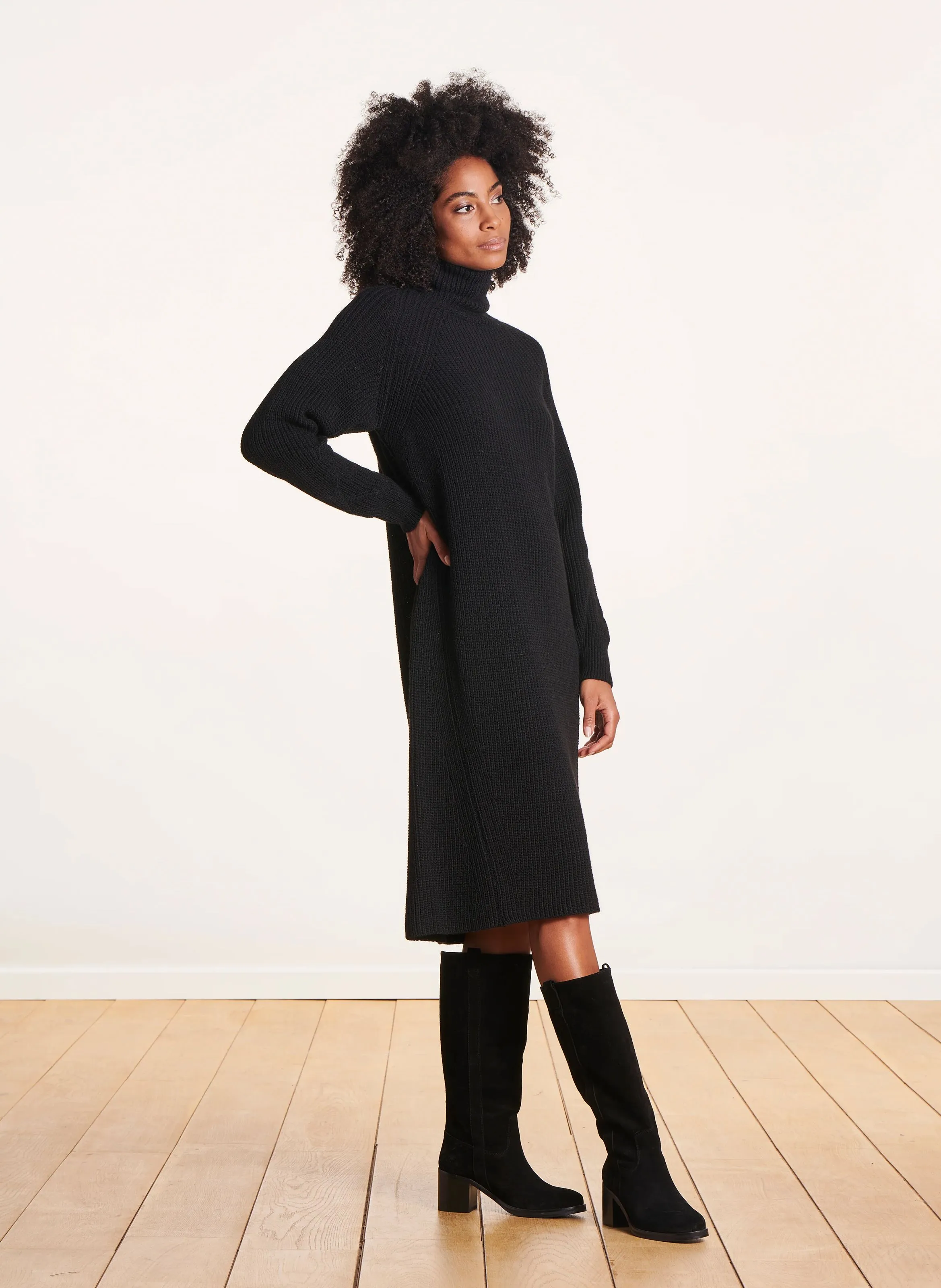 LA FEE MARABOUTEE Vestido midi cuello alto de punto de costillas perladas en negro