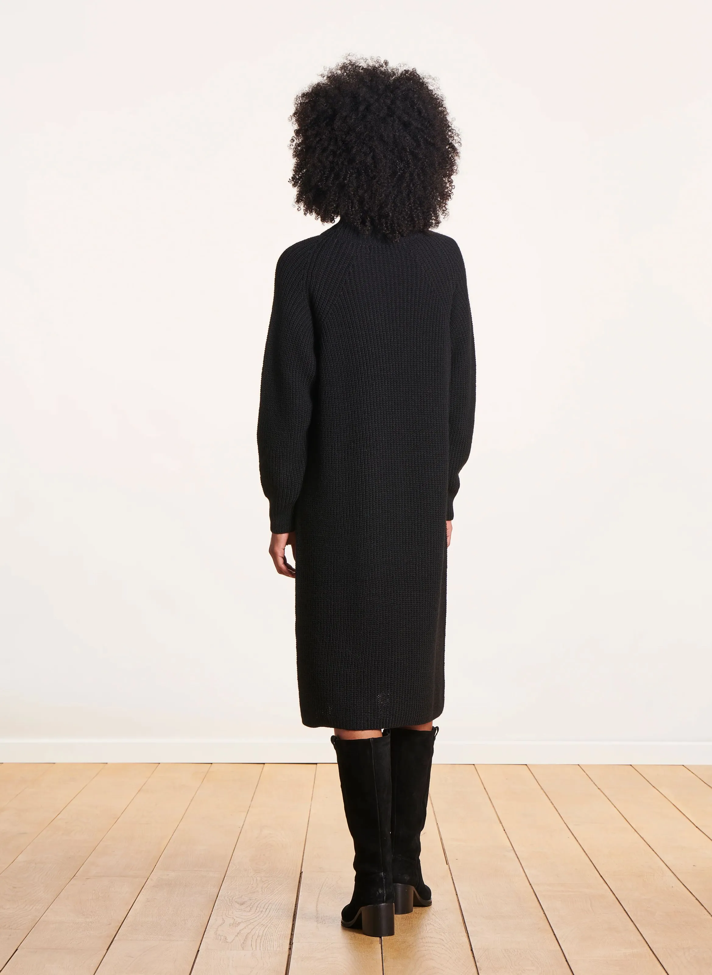 LA FEE MARABOUTEE Vestido midi cuello alto de punto de costillas perladas en negro