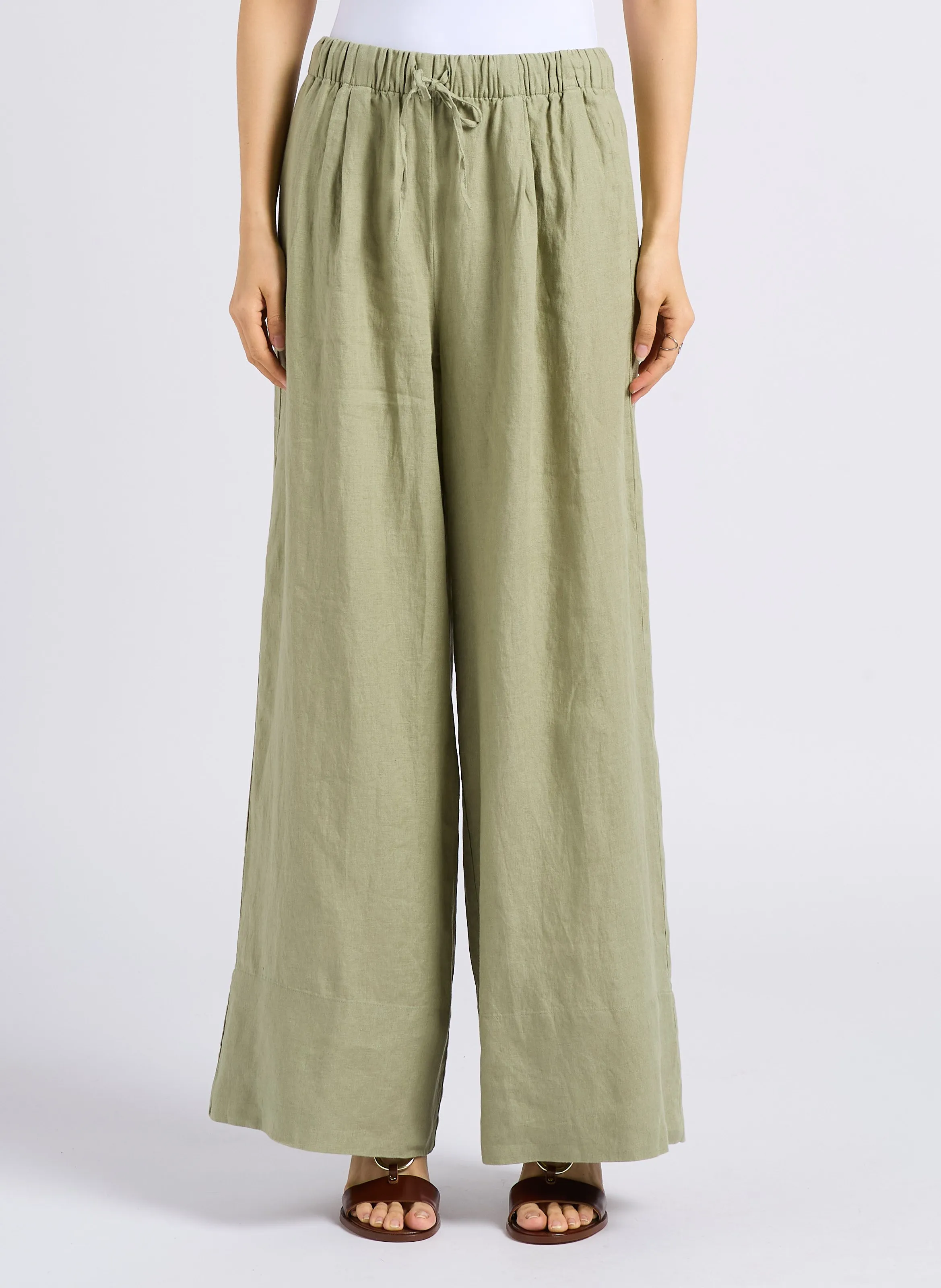 MAISON 123 PRINCE  SHORT ANCHO DE LINO EN VERDE