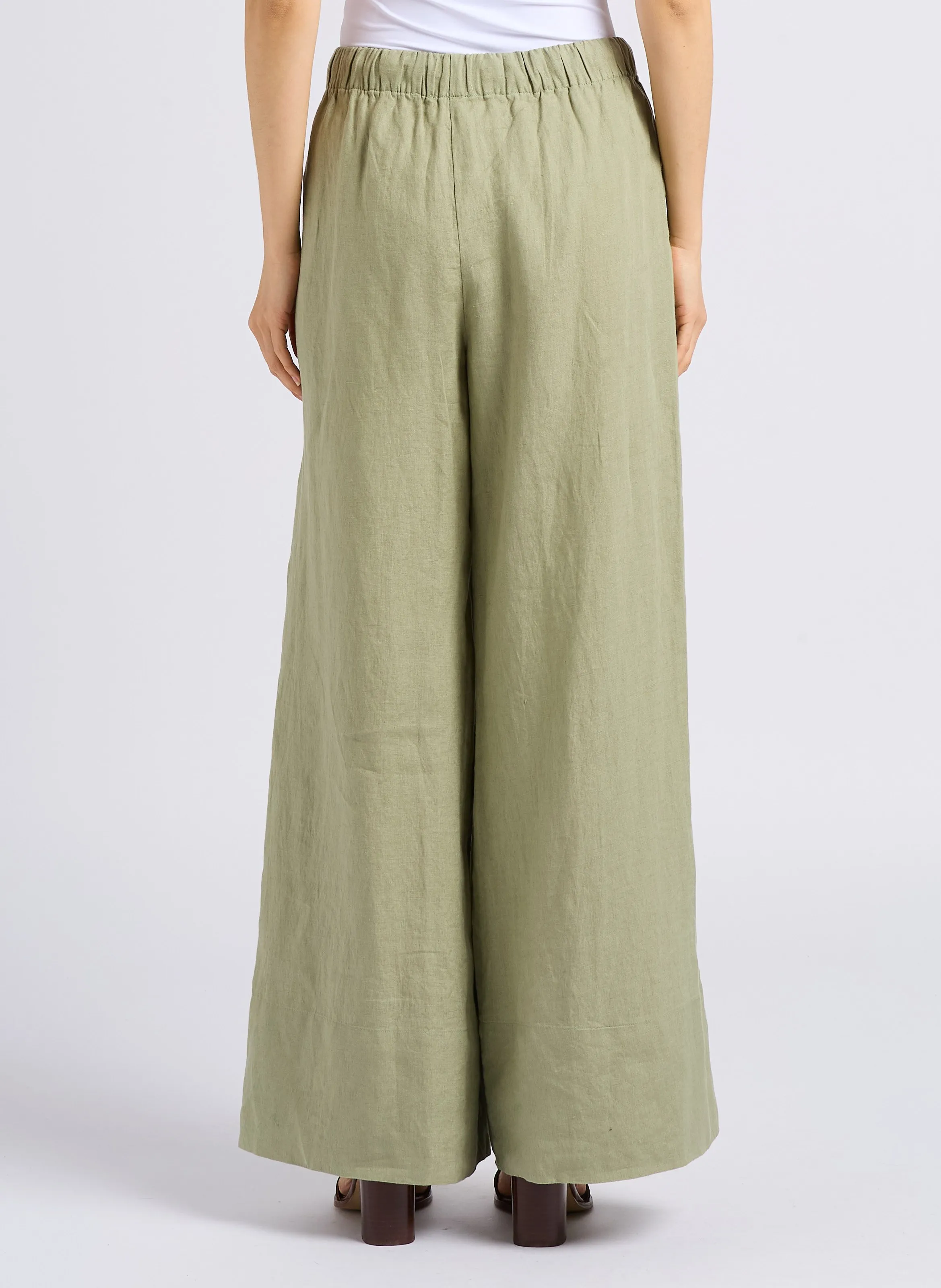 MAISON 123 PRINCE  SHORT ANCHO DE LINO EN VERDE