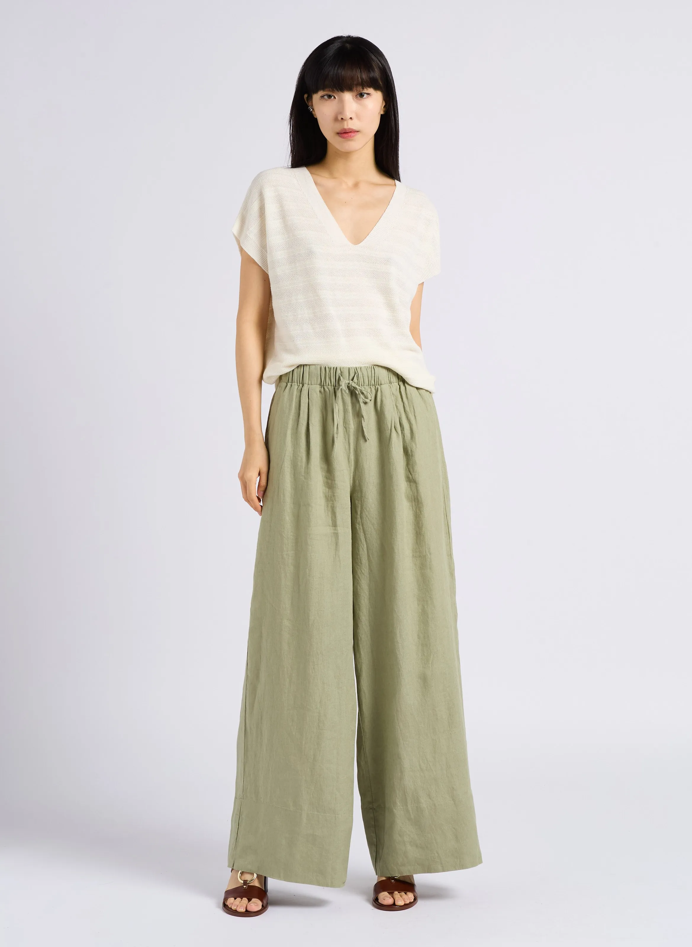 MAISON 123 PRINCE  SHORT ANCHO DE LINO EN VERDE
