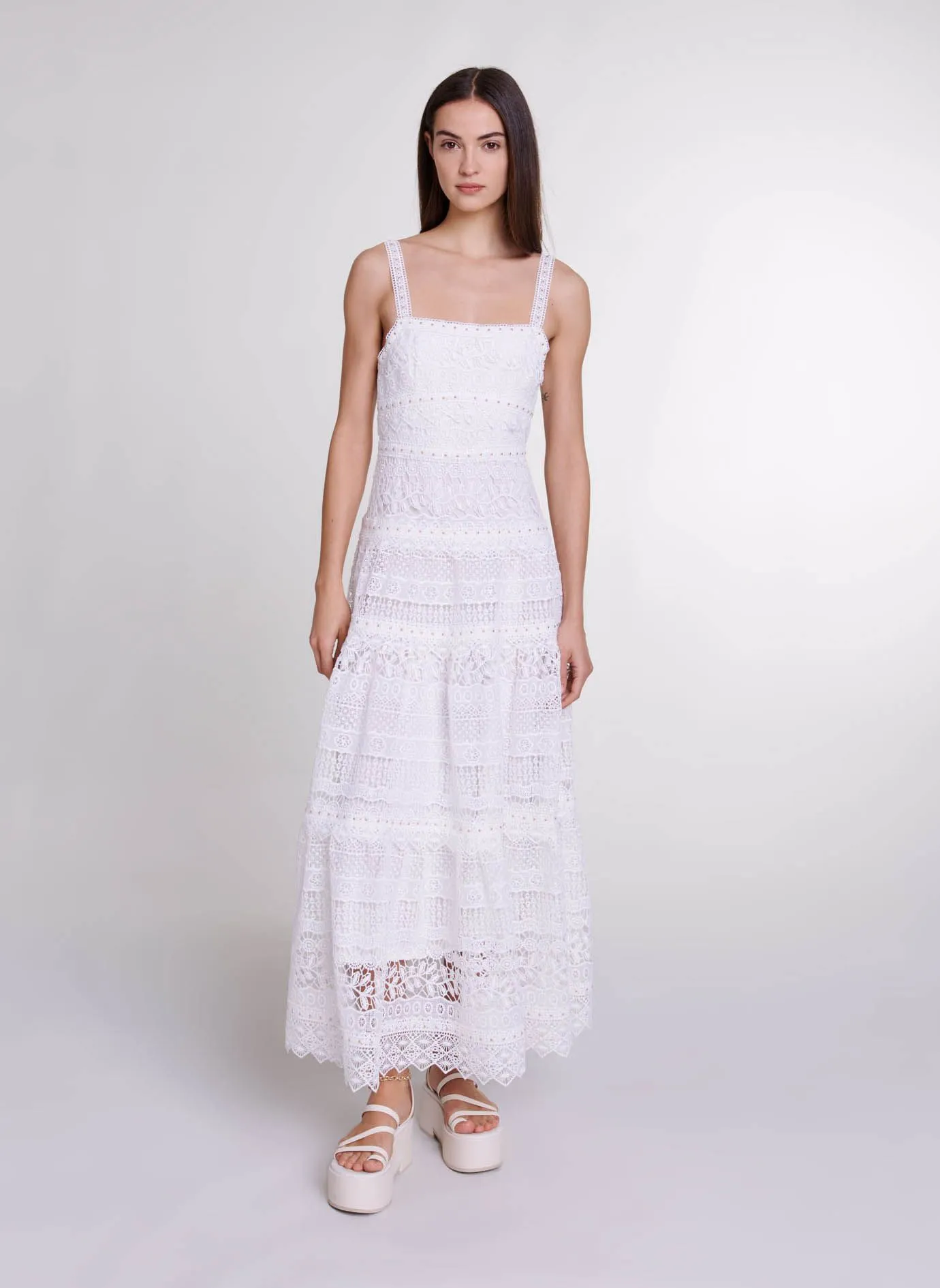 MAJE Vestido largo recto con cuello cuadrado en blanco