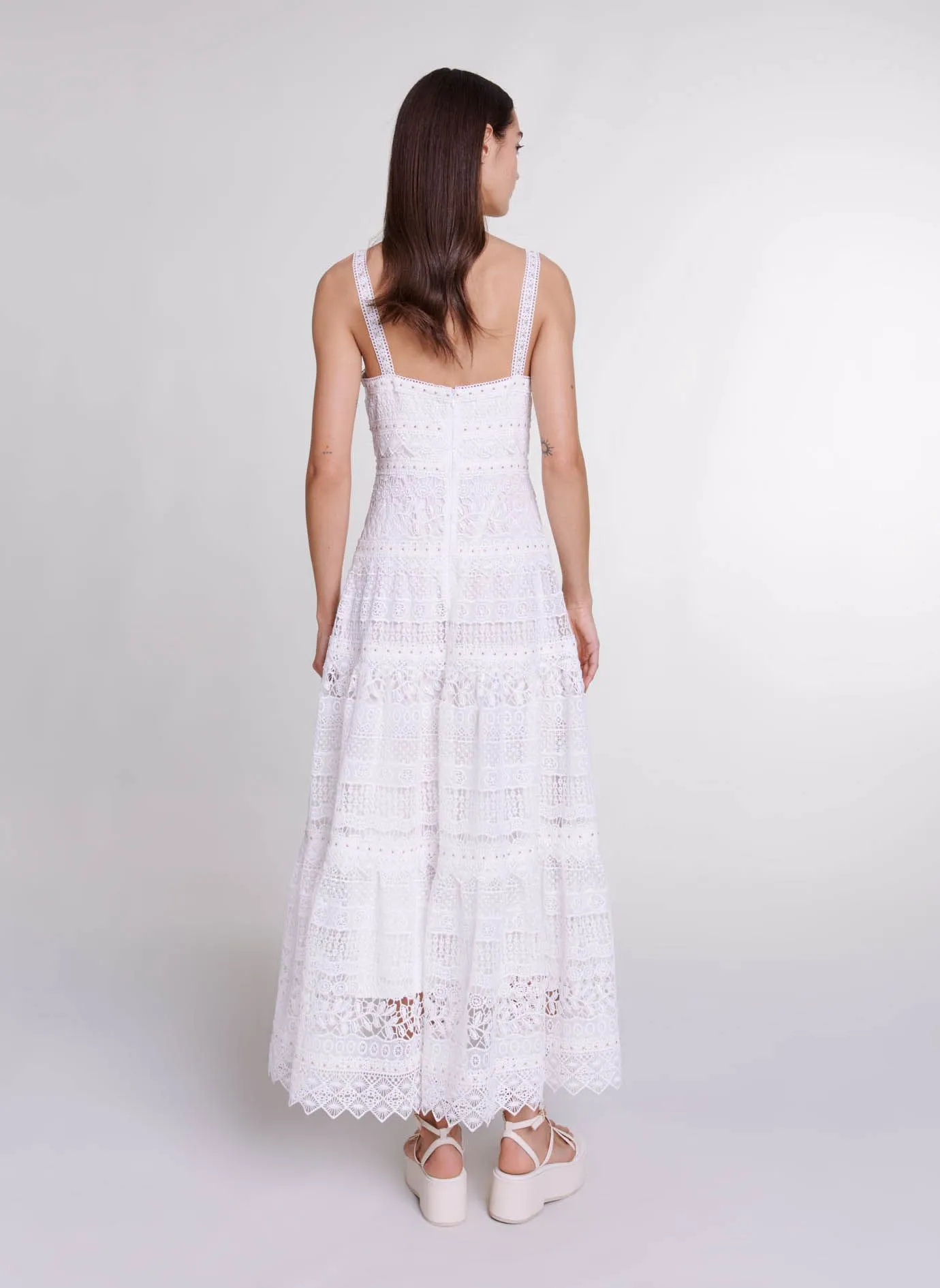 MAJE Vestido largo recto con cuello cuadrado en blanco