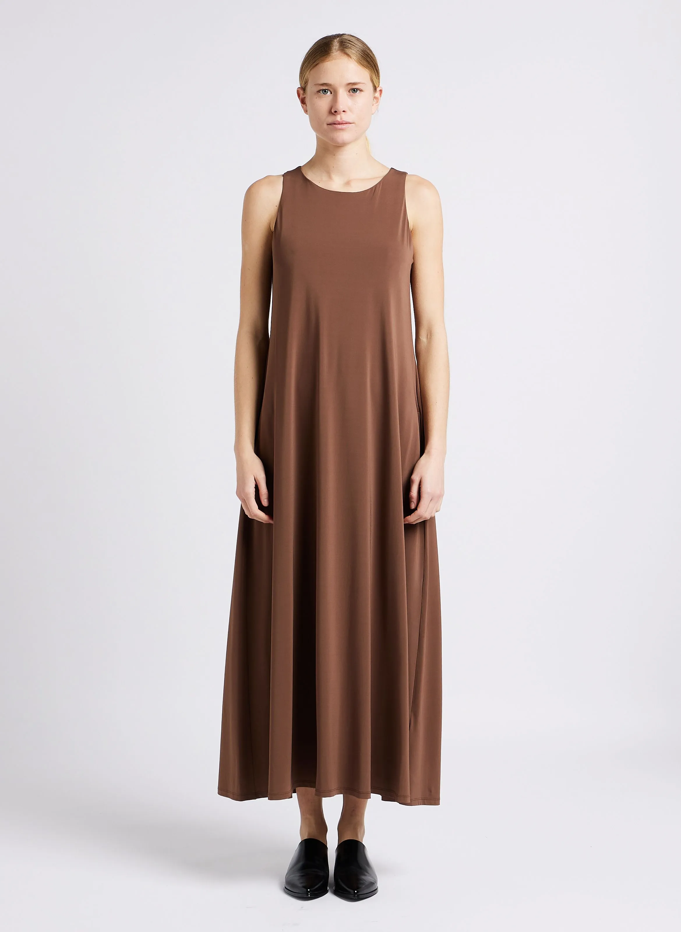 MAX MARA LEISURE SUPREMO  VESTIDO LARGO EVASé CON CUELLO REDONDO EN MARRON