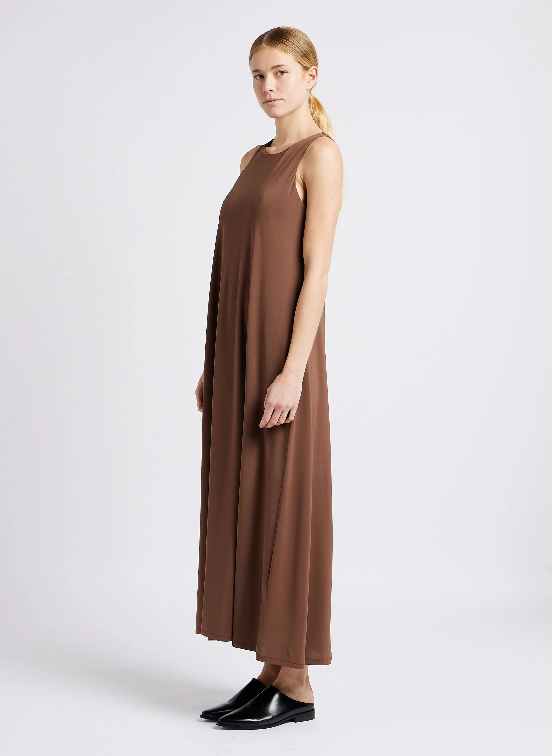 MAX MARA LEISURE SUPREMO  VESTIDO LARGO EVASé CON CUELLO REDONDO EN MARRON