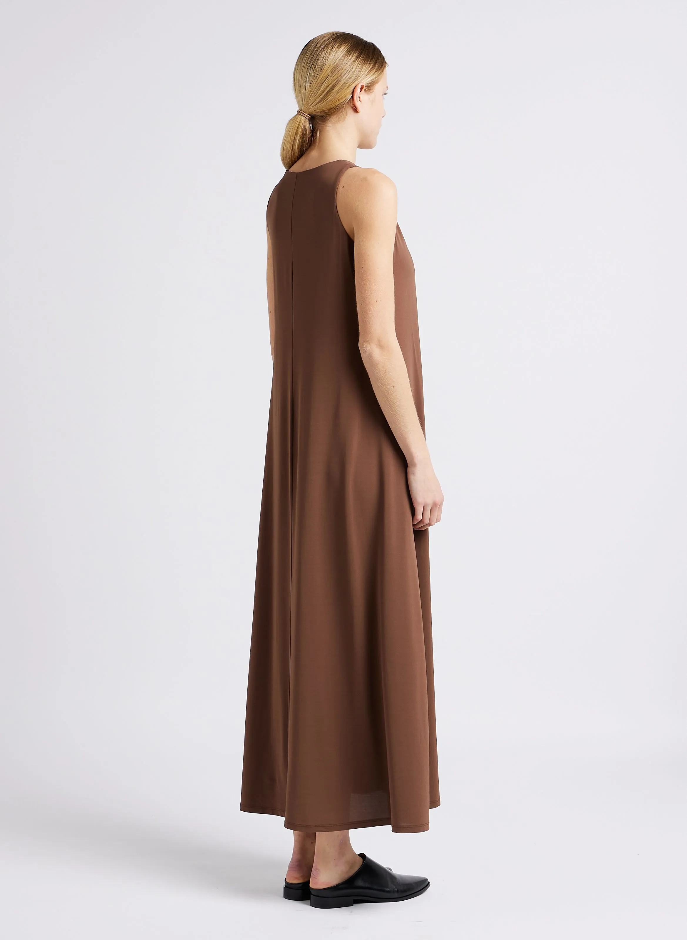 MAX MARA LEISURE SUPREMO  VESTIDO LARGO EVASé CON CUELLO REDONDO EN MARRON