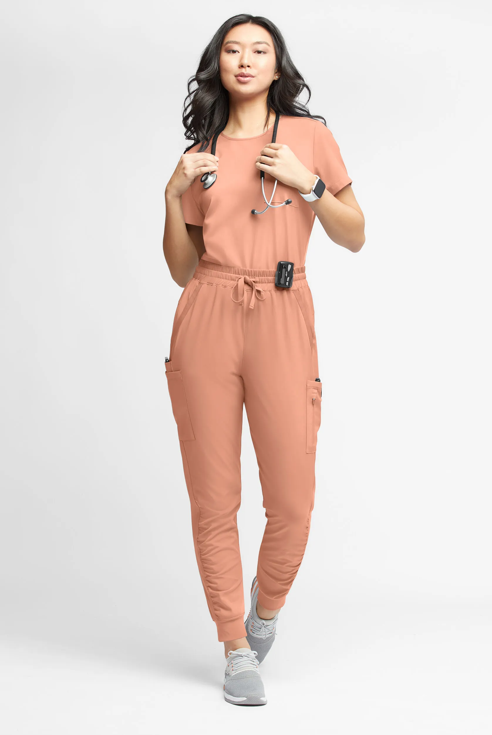 Pantalón médico WhisperLite Calla estilo cargo con pierna fruncida y 6 bolsillos para mujer