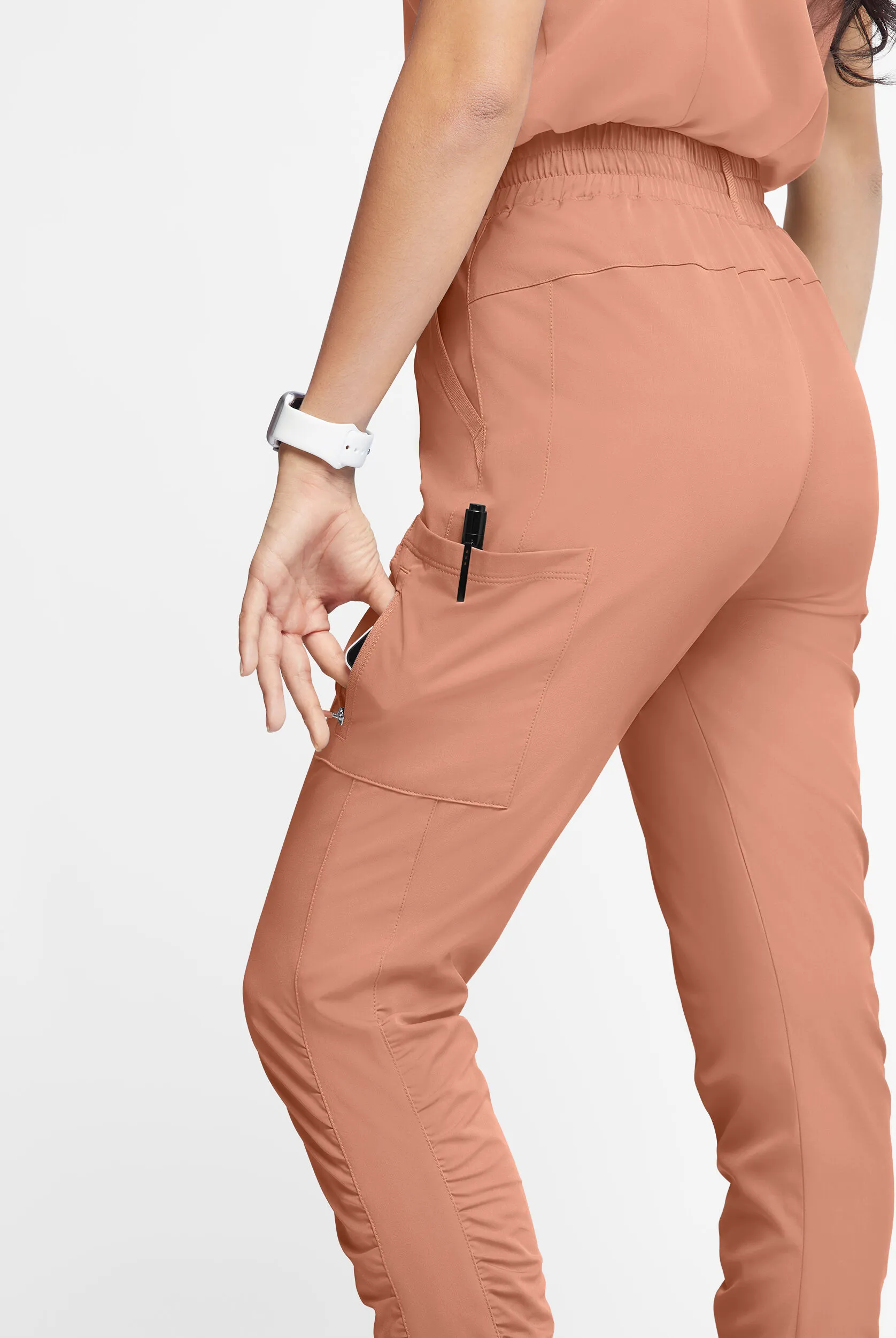 Pantalón médico WhisperLite Calla estilo cargo con pierna fruncida y 6 bolsillos para mujer