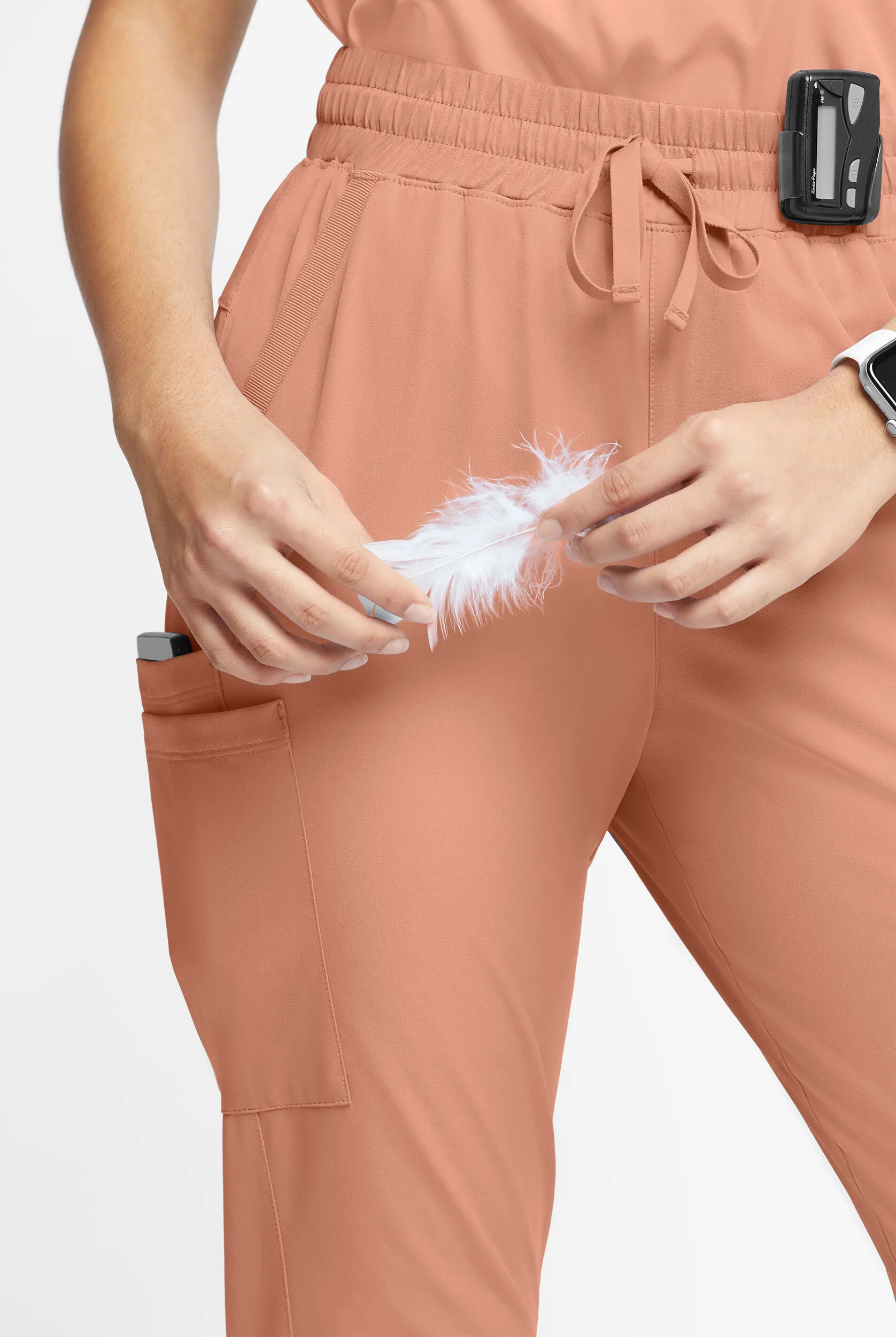 Pantalón médico WhisperLite Calla estilo cargo con pierna fruncida y 6 bolsillos para mujer
